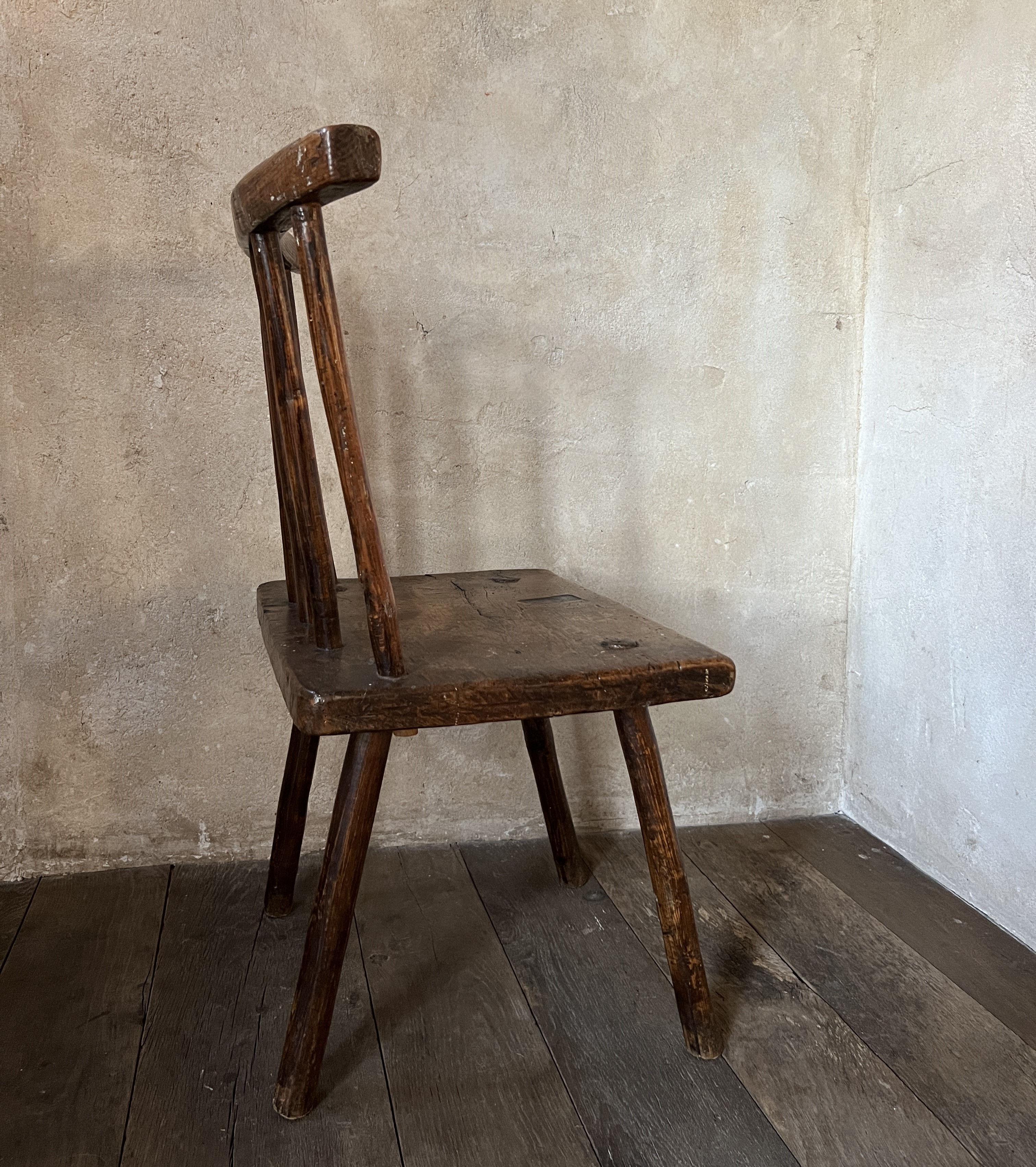 Primitiver Stuhl aus dem 19. Jahrhundert (Ulmenholz)
