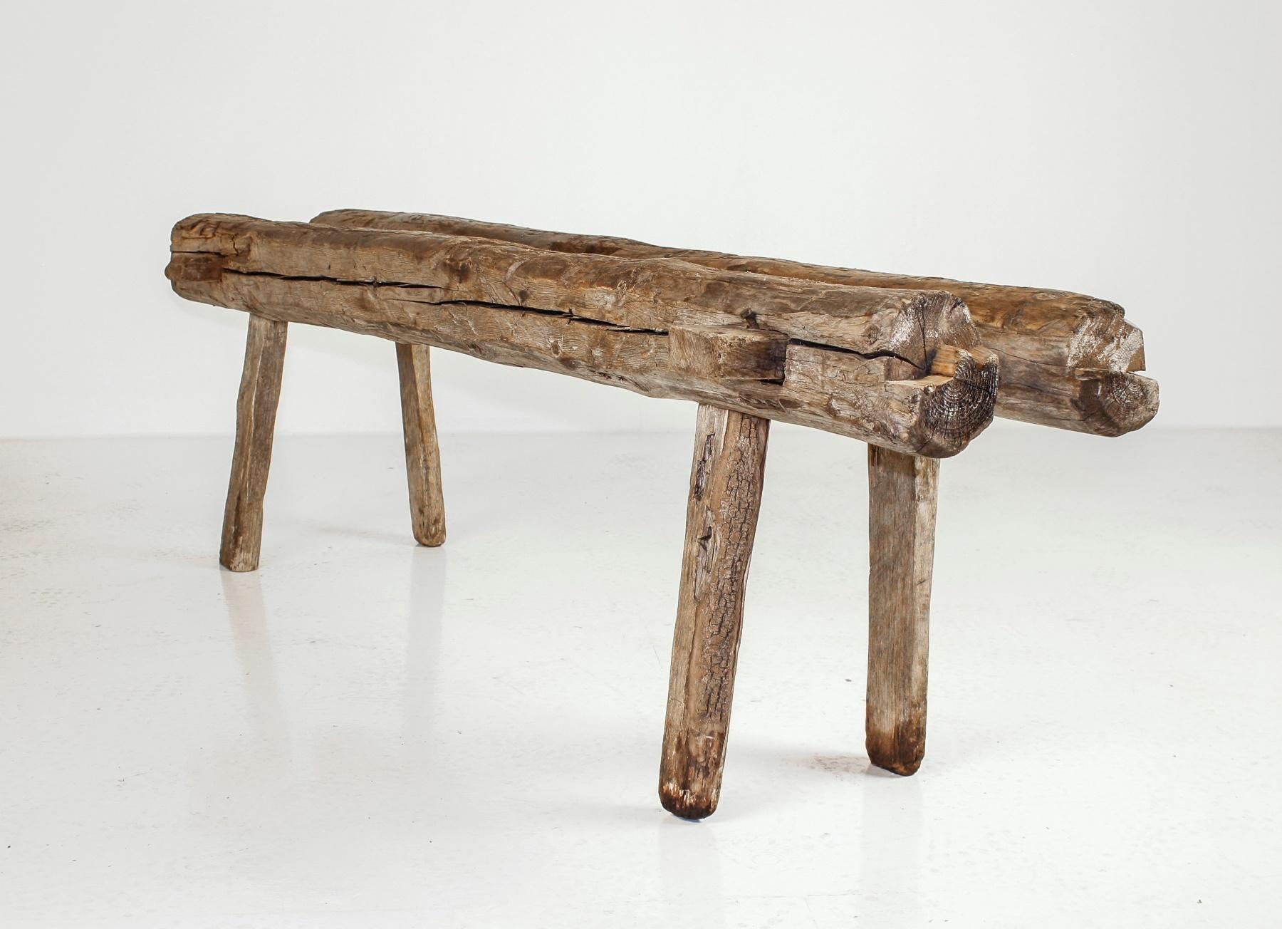 Magnífico banco primitivo de madera wabi-sabi, siglo XIX (posiblemente anterior), una pieza con carácter en su forma original, una maravillosa pieza natural con gran textura y color.
Este banco, de estilo poco común, se habría utilizado