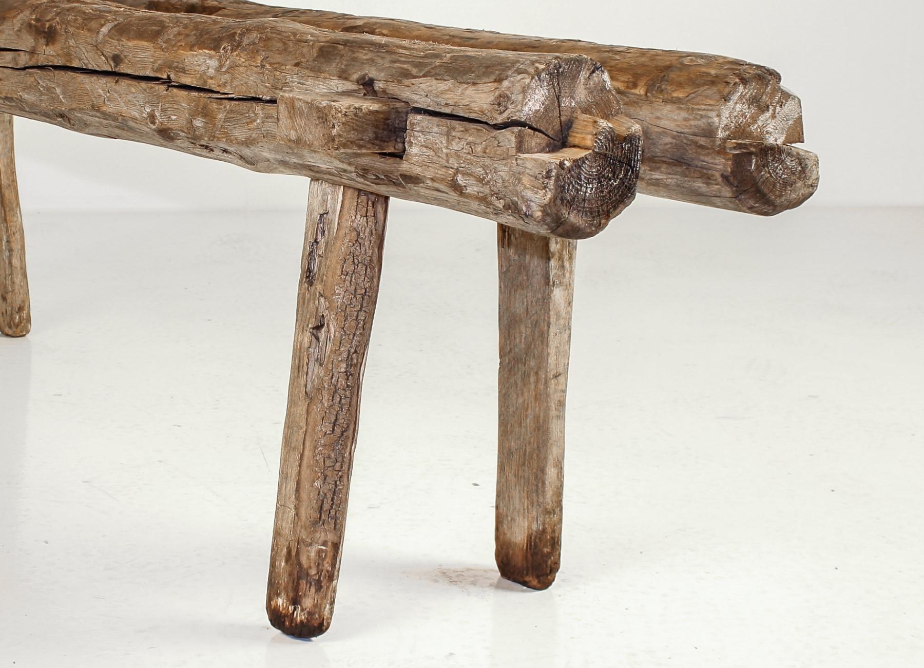 Primitiva Rueda Wabi-Sabi de Olmo del Siglo XIX  Asiento de banco para cerdos de 1,80 m Primitivo en venta