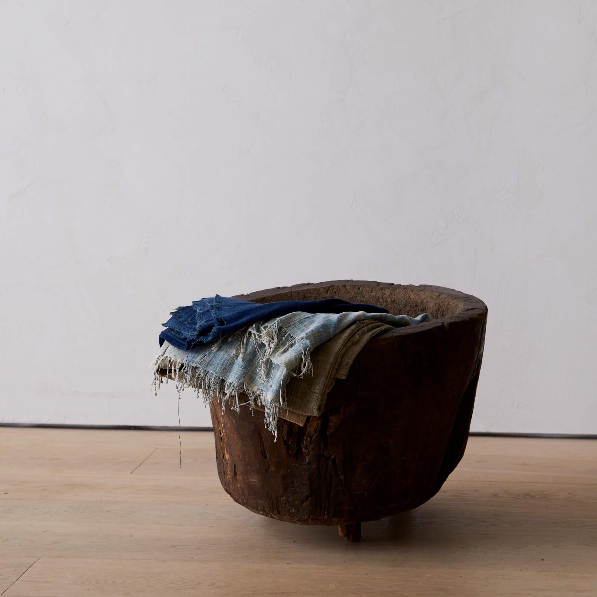 Un blocco da macellaio primitivo ricavato a mano da un tronco d'albero e in equilibrio su tre gambe. Meravigliosa patina e prova di un uso intenso.
