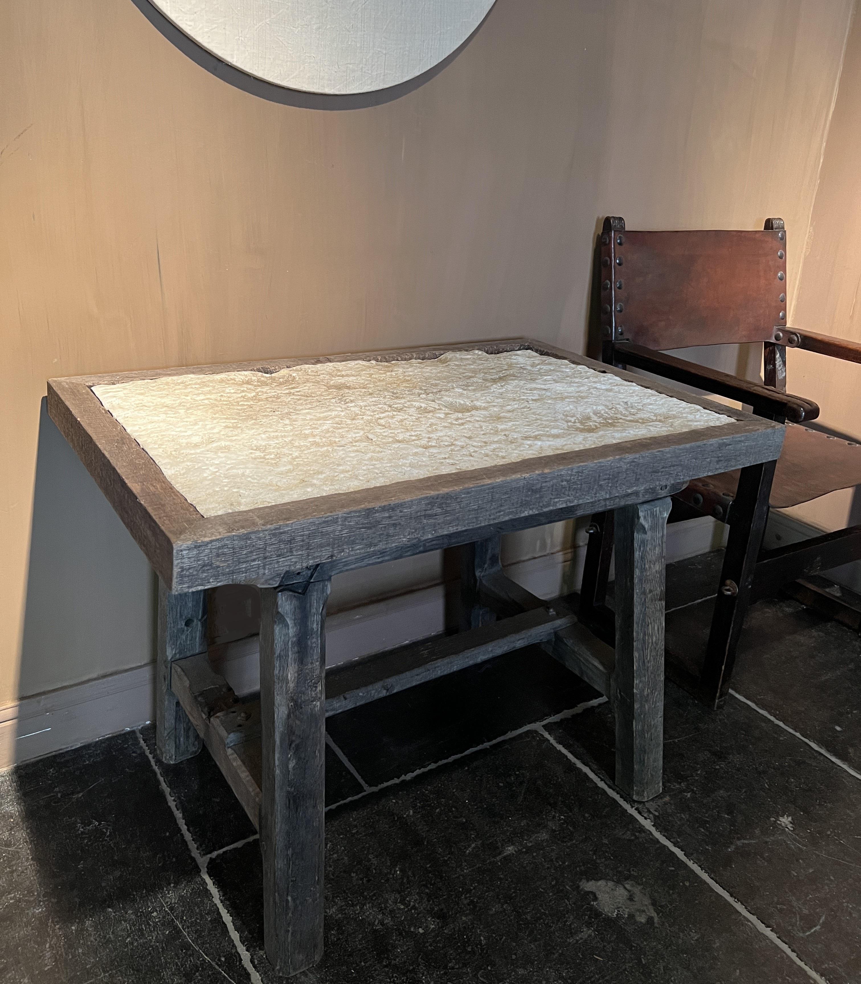 Primitive 19th century stone and wood side table In Good Condition For Sale In Vosselaar, BE