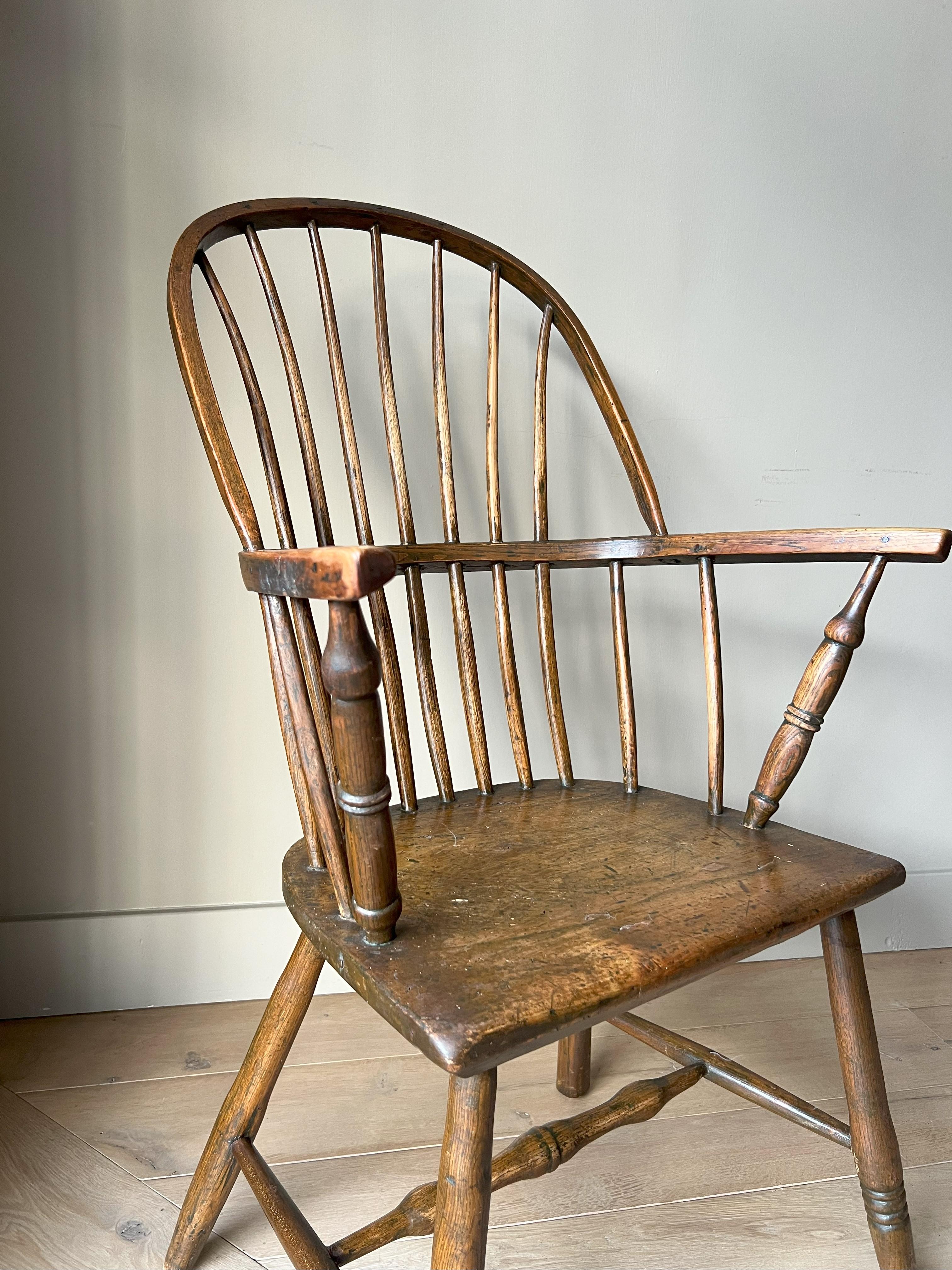 Bon exemple de chaise Windsor primitive. Tout est d'origine, avec du bois de frêne et d'orme. Il n'est pas 100 % solide mais très utilisable. Belle patine et belles proportions. 