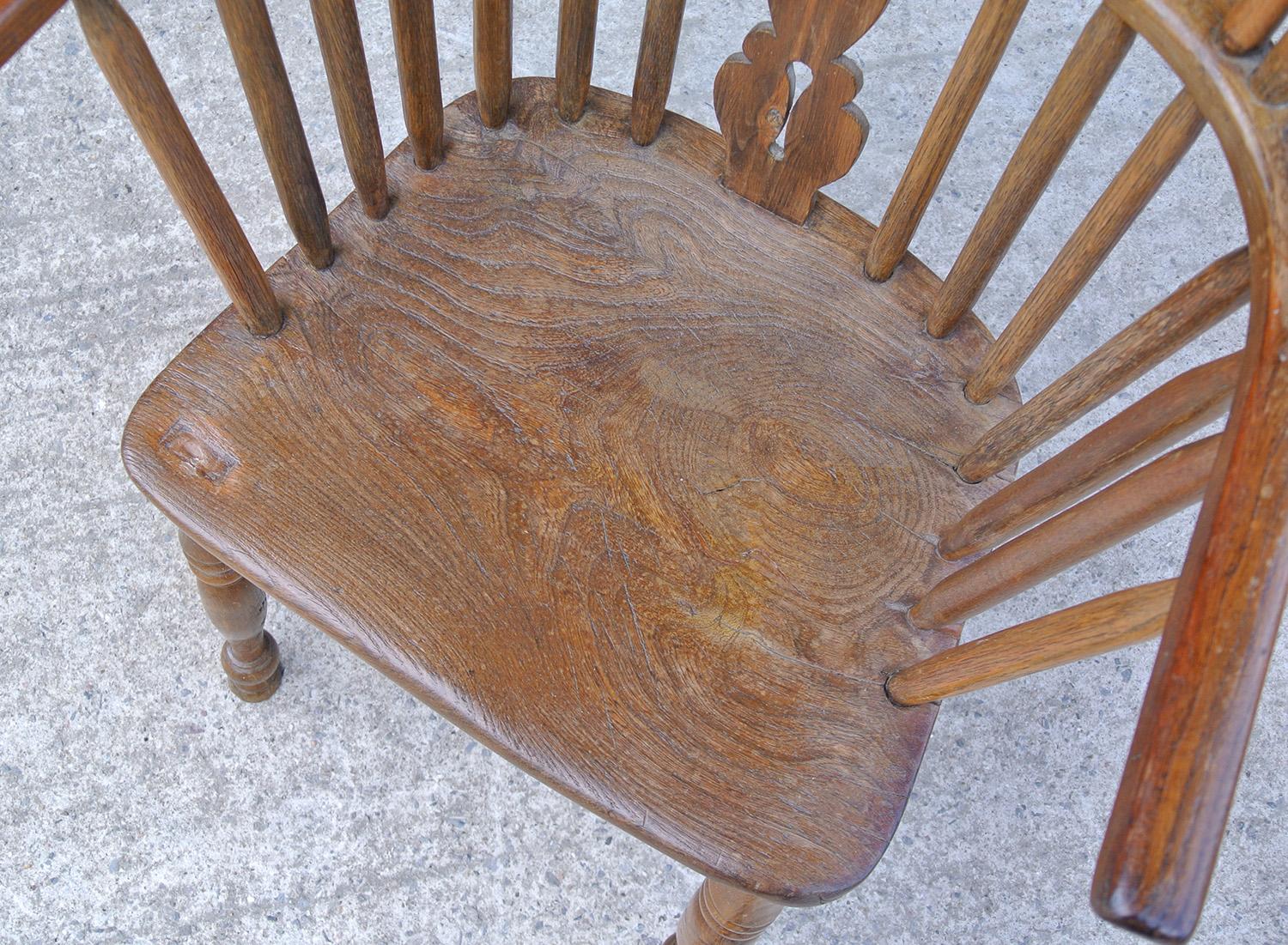 XIXe siècle Chaise Windsor primitive en bois d'if et de frêne du 19e siècle en vente