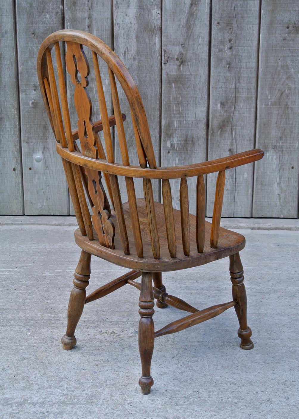 Chaise Windsor primitive en bois d'if et de frêne du 19e siècle en vente 2