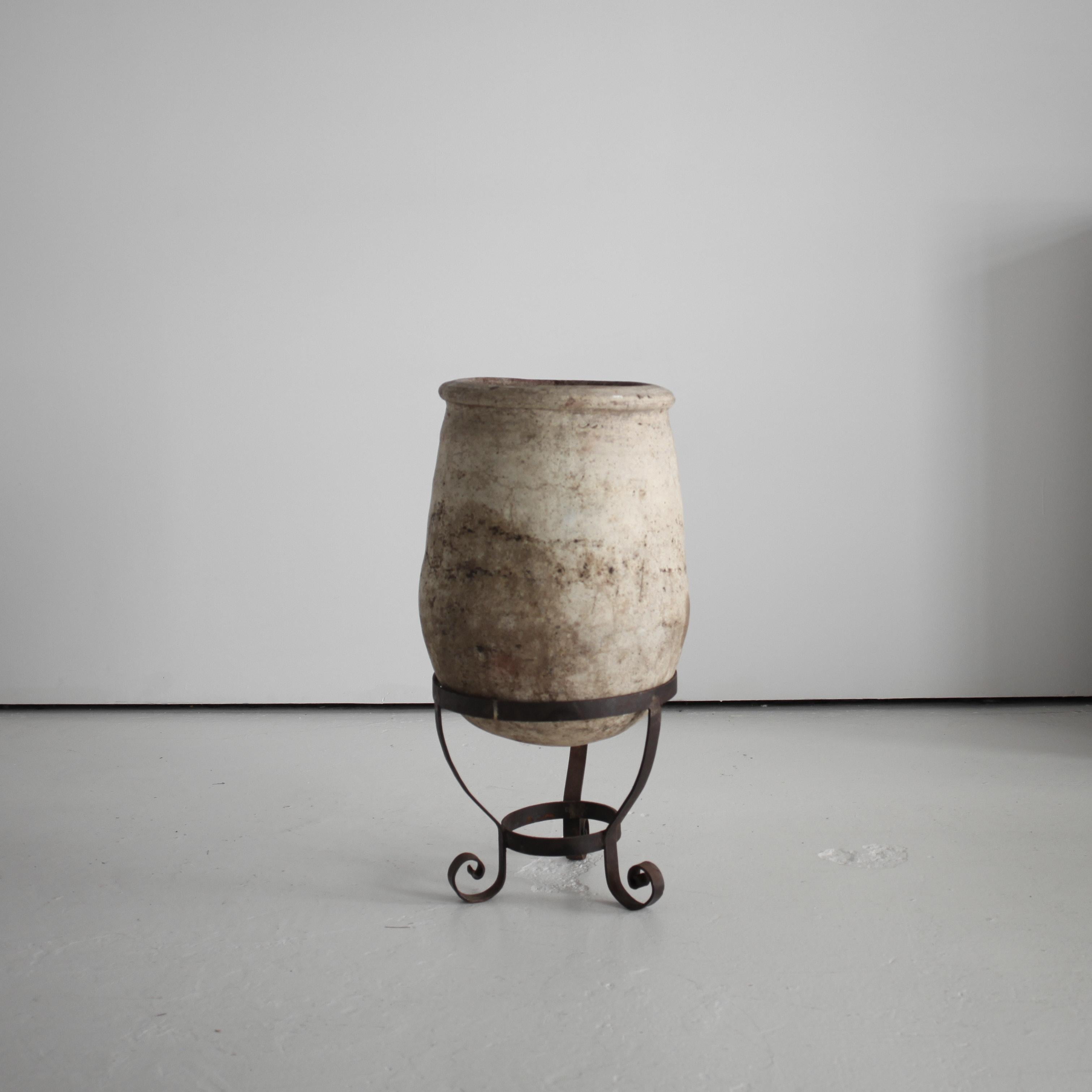 Vaso in terracotta bianca della fine del XIX secolo su supporto in ferro forgiato a mano.

originariamente utilizzato per la conservazione del vino.

Fortemente patinato a causa di 150 + anni di utilizzo.