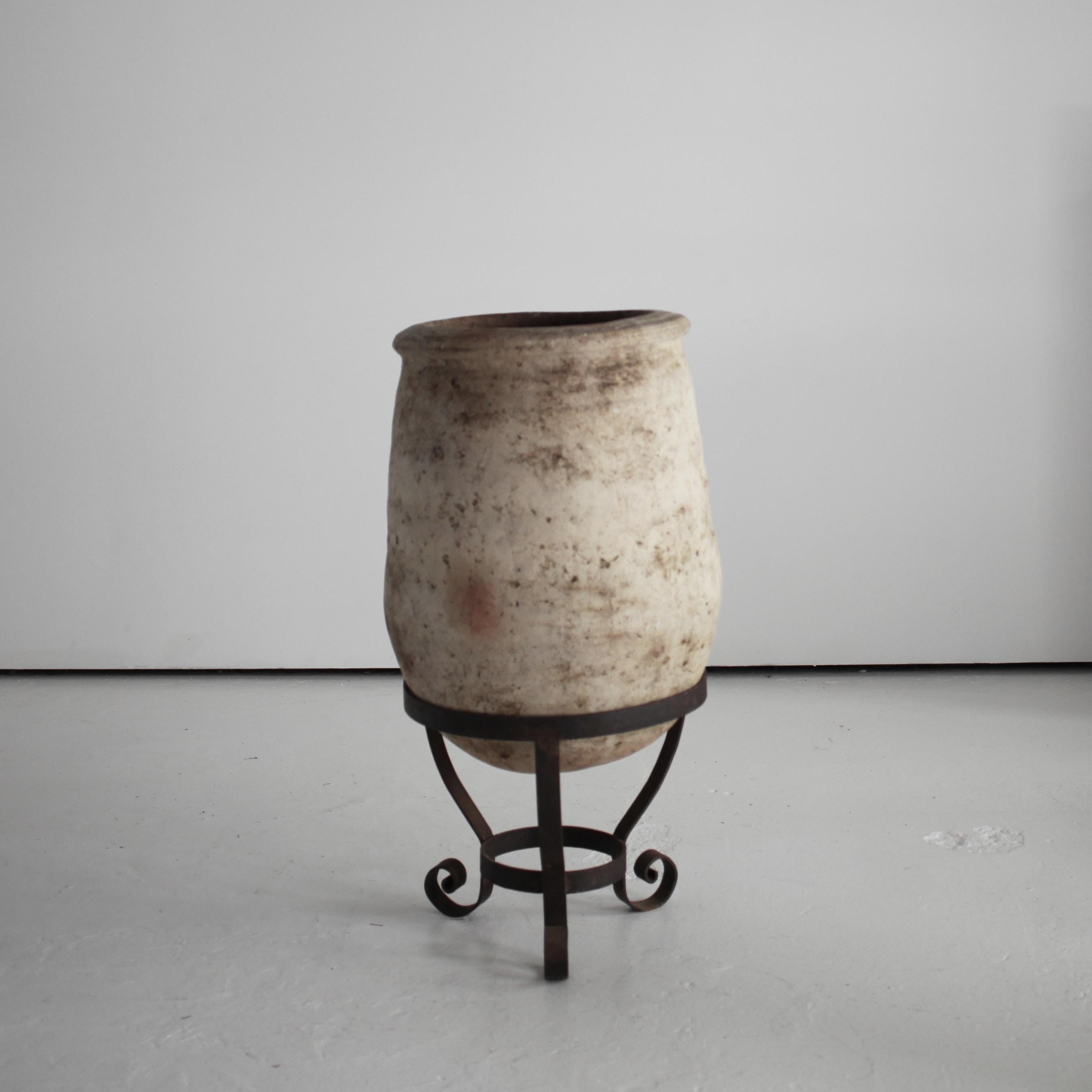 Vaso/portavaso primitivo in terracotta portoghese del 19° secolo Wabi Sabi In condizioni buone in vendita a London, GB