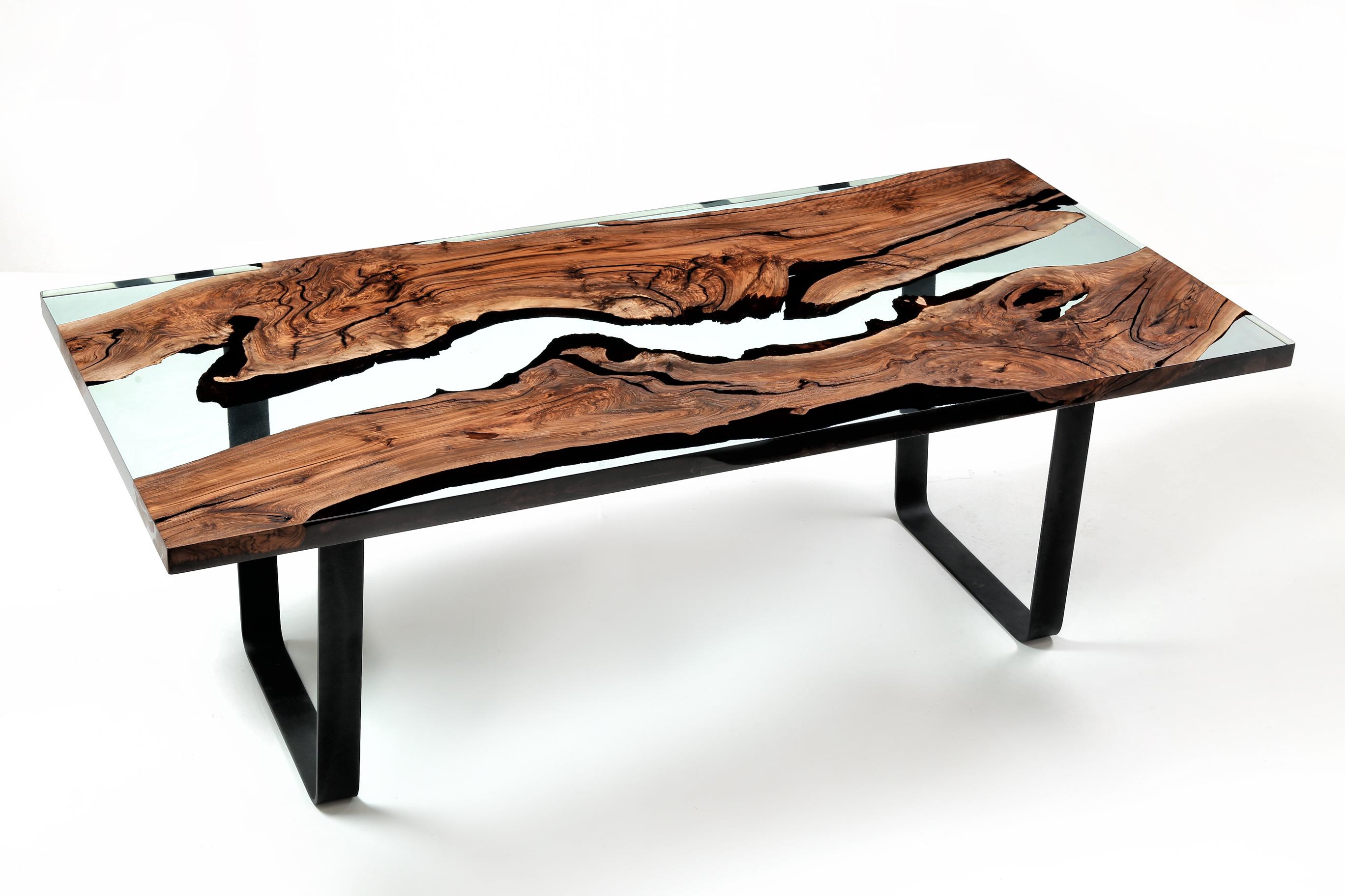 The Primitive 220 dining table integrates the finest wood from responsibly managed forests in Turkey with Naturalist’s perfected resin-pouring technique. This fusion of natural elements with modern materials is at the heart of Naturalist’s work, and
