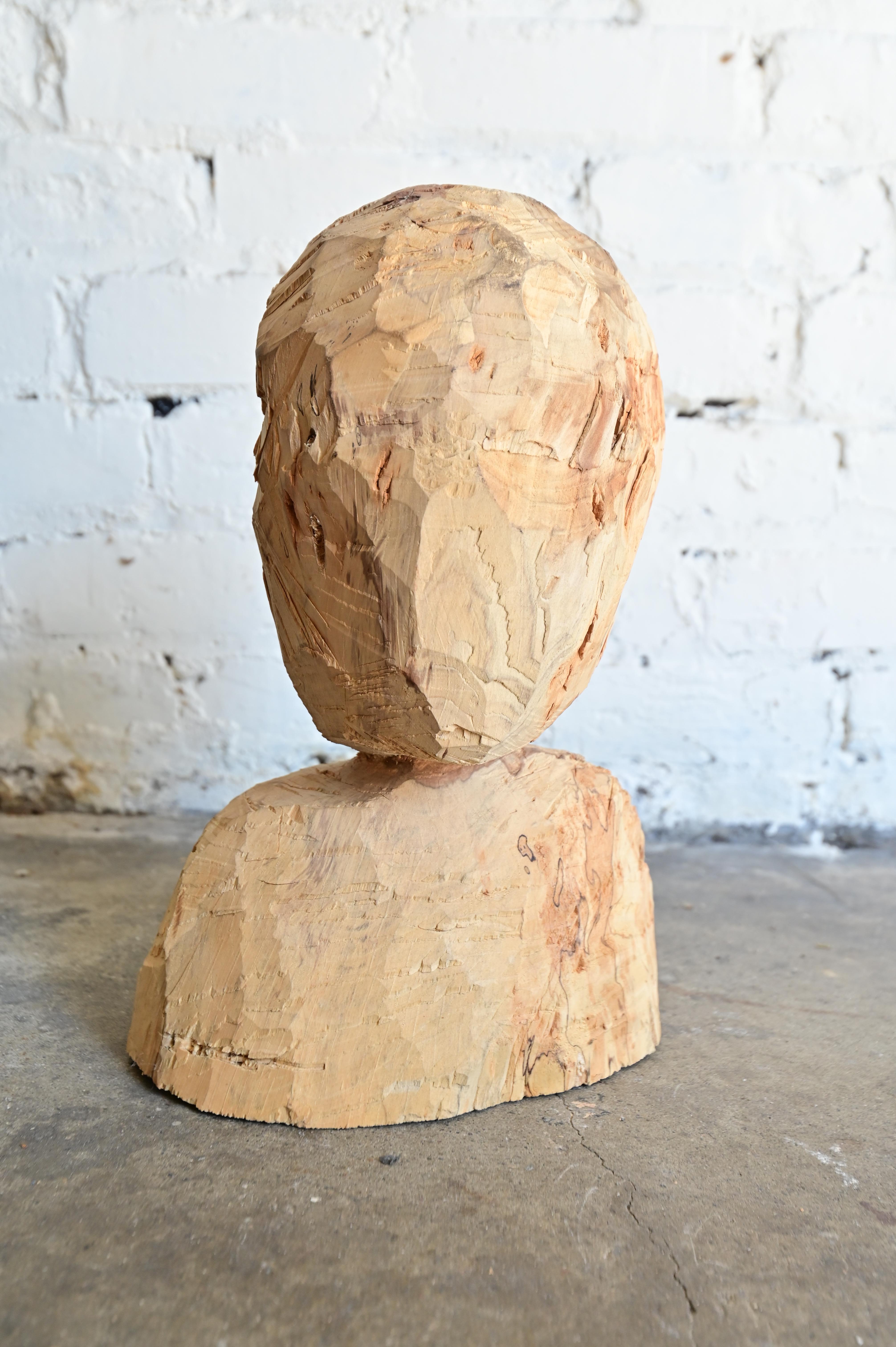 Travail du bois Buste primitif abstrait en bois sculpté en vente