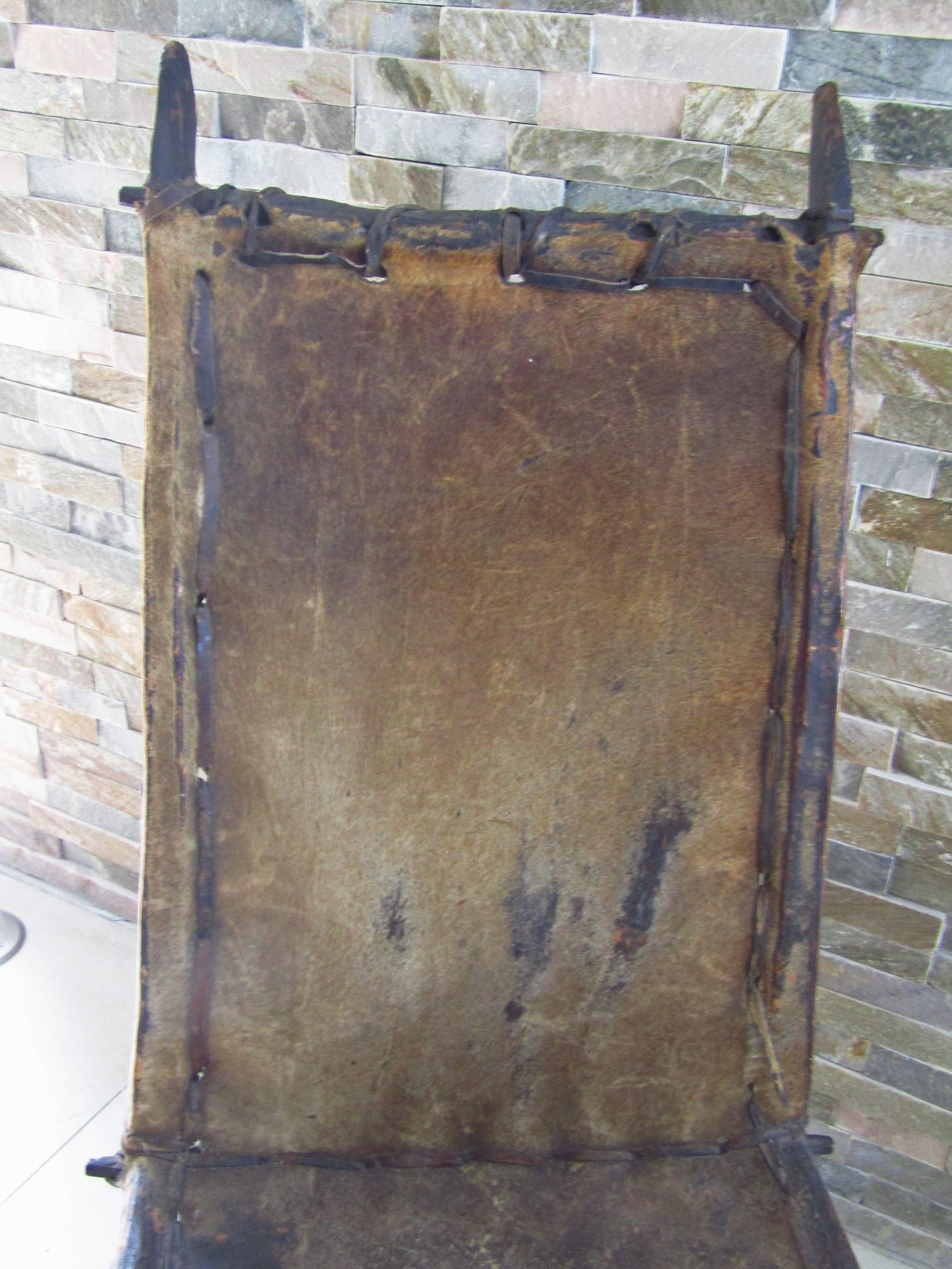 Primitiver afrikanischer Stuhl Holz und Leder, um 1900 4