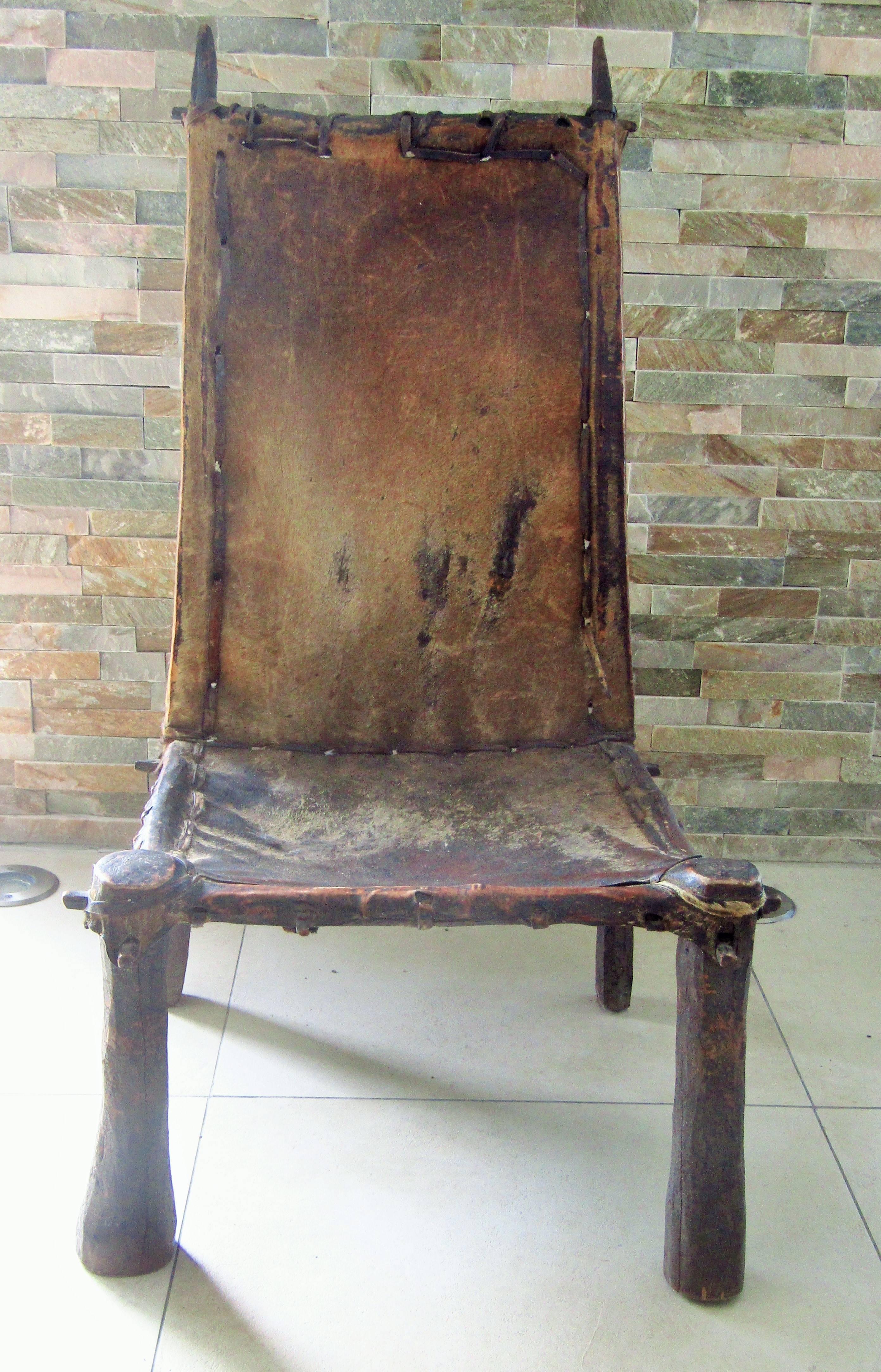 Primitiver afrikanischer Stuhl Holz und Leder, um 1900 5