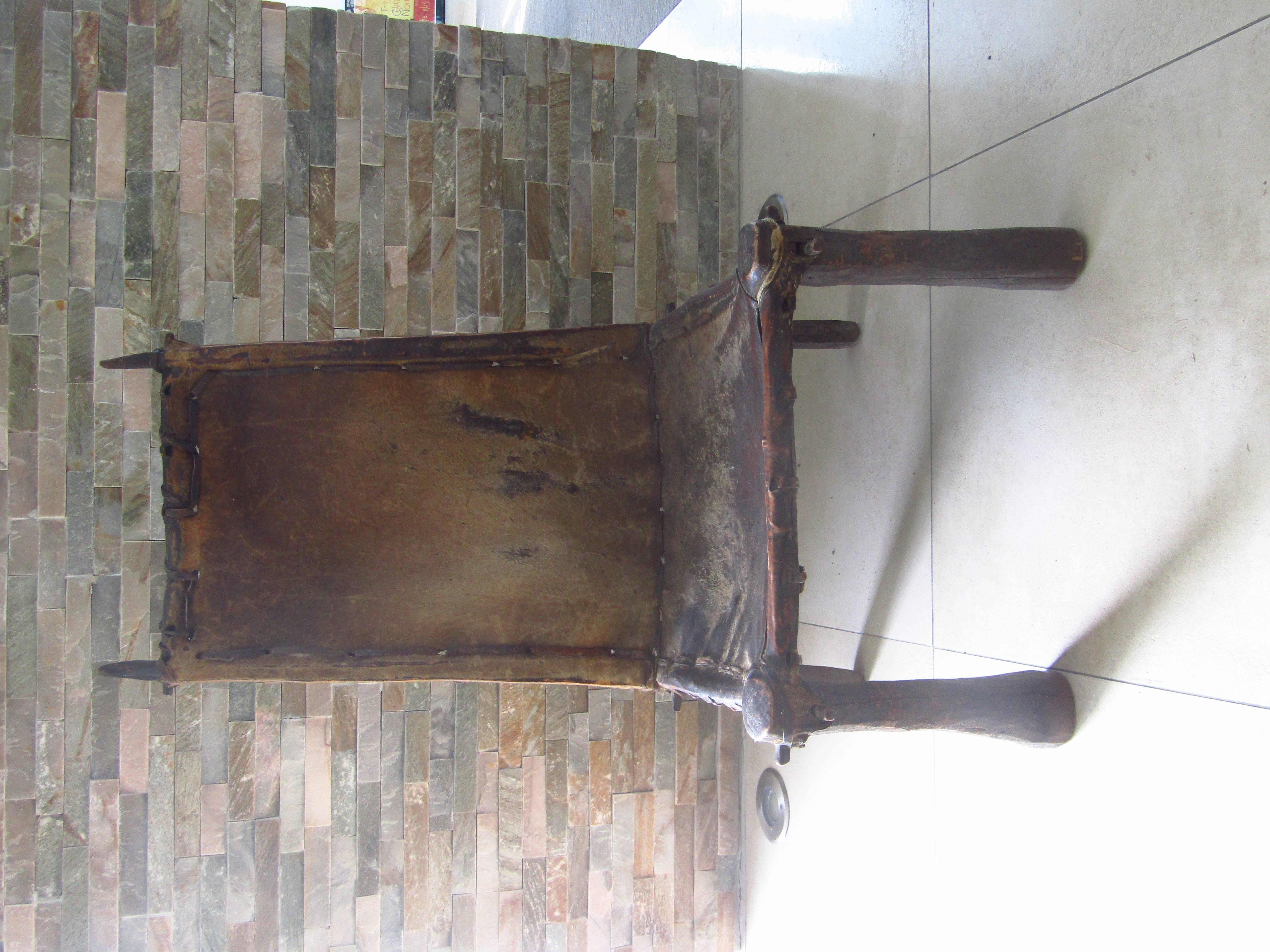 Primitiver afrikanischer Stuhl Holz und Leder, um 1900 6