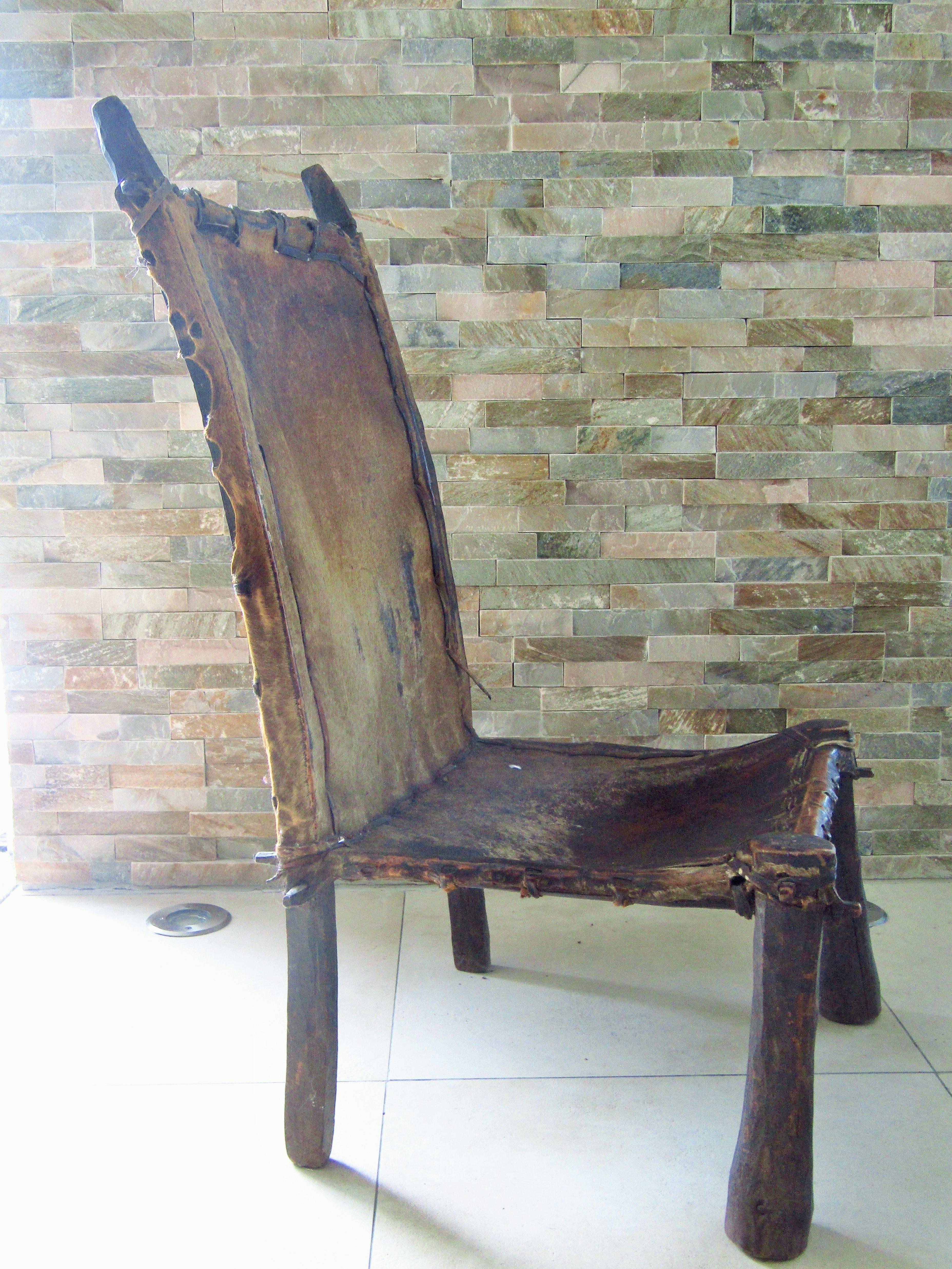 Primitiver afrikanischer Stuhl Holz und Leder, um 1900 7