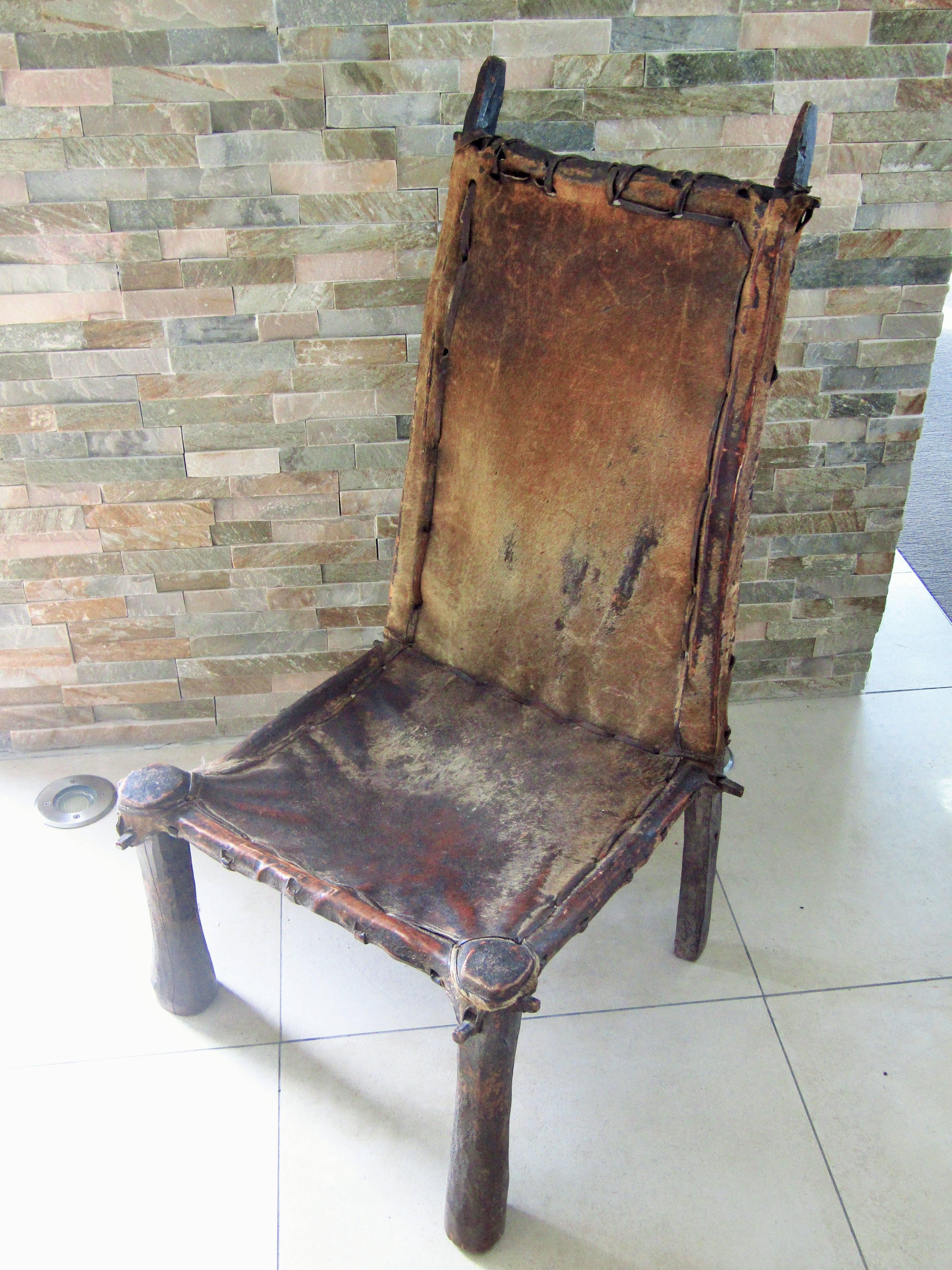 Primitiver afrikanischer Stuhl Holz und Leder, um 1900 8