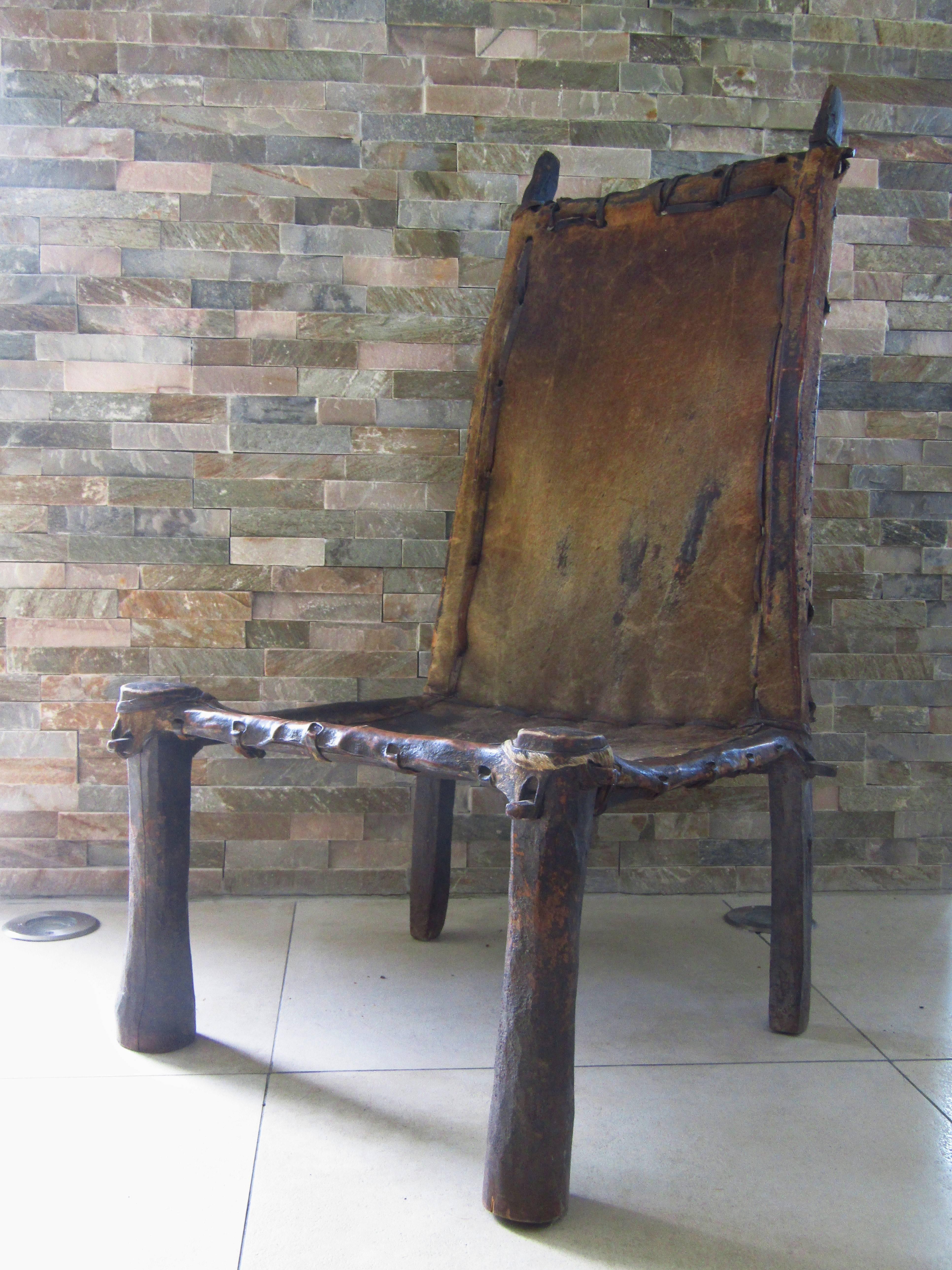 Primitiver afrikanischer Stuhl Holz und Leder, um 1900 9