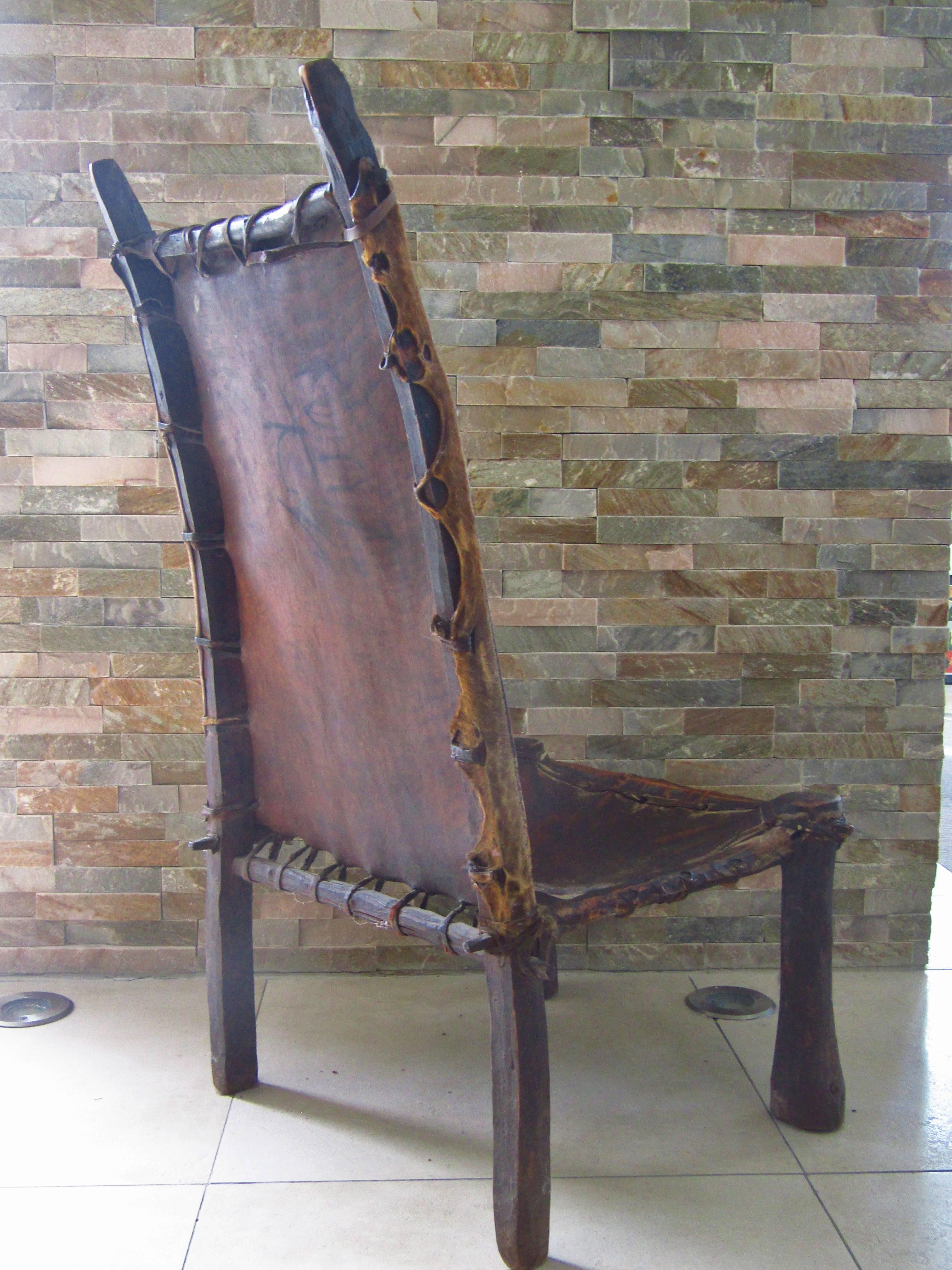 Primitiver afrikanischer Stuhl Holz und Leder, um 1900 10