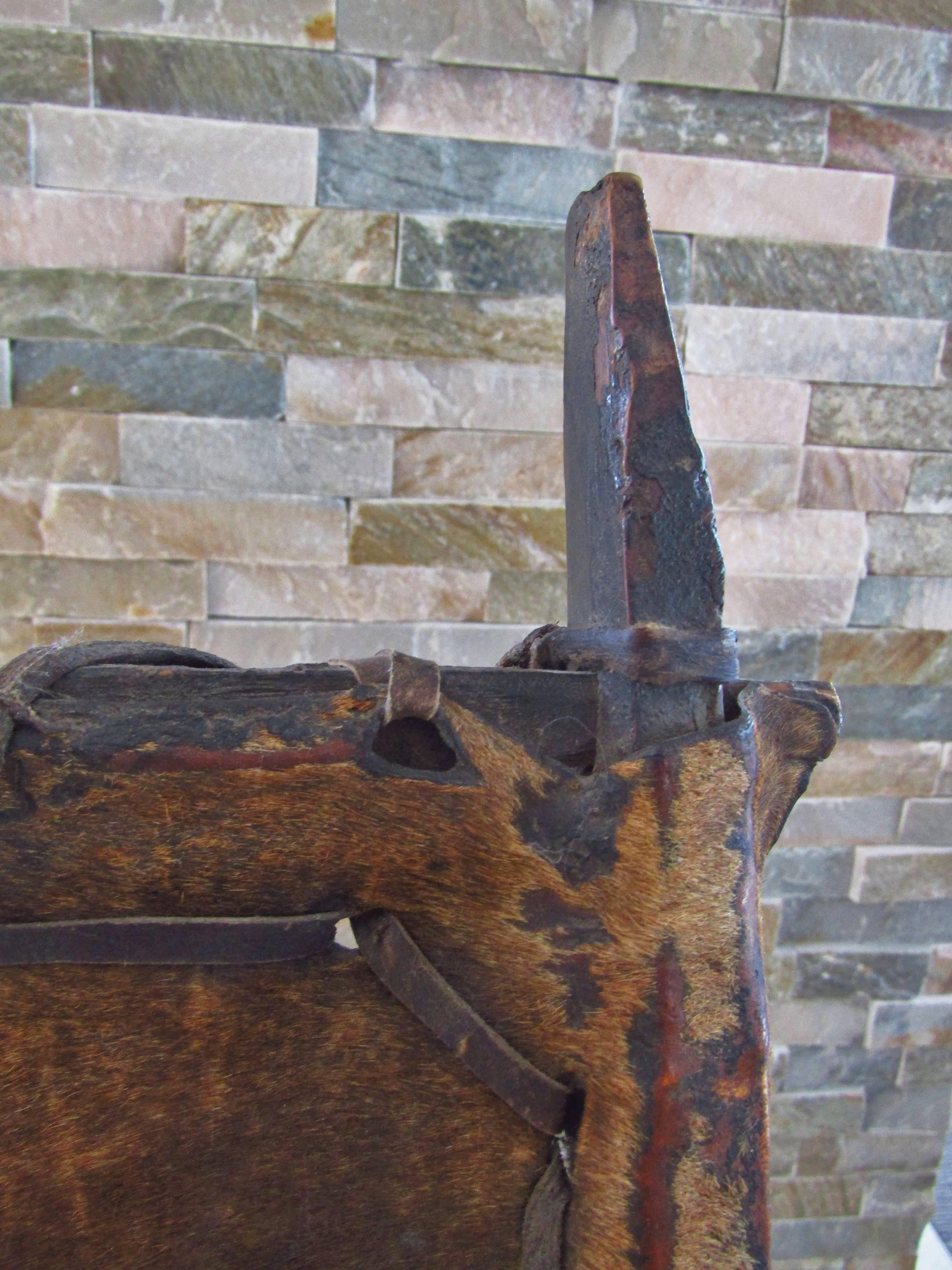 Primitiver afrikanischer Stuhl Holz und Leder, um 1900 11