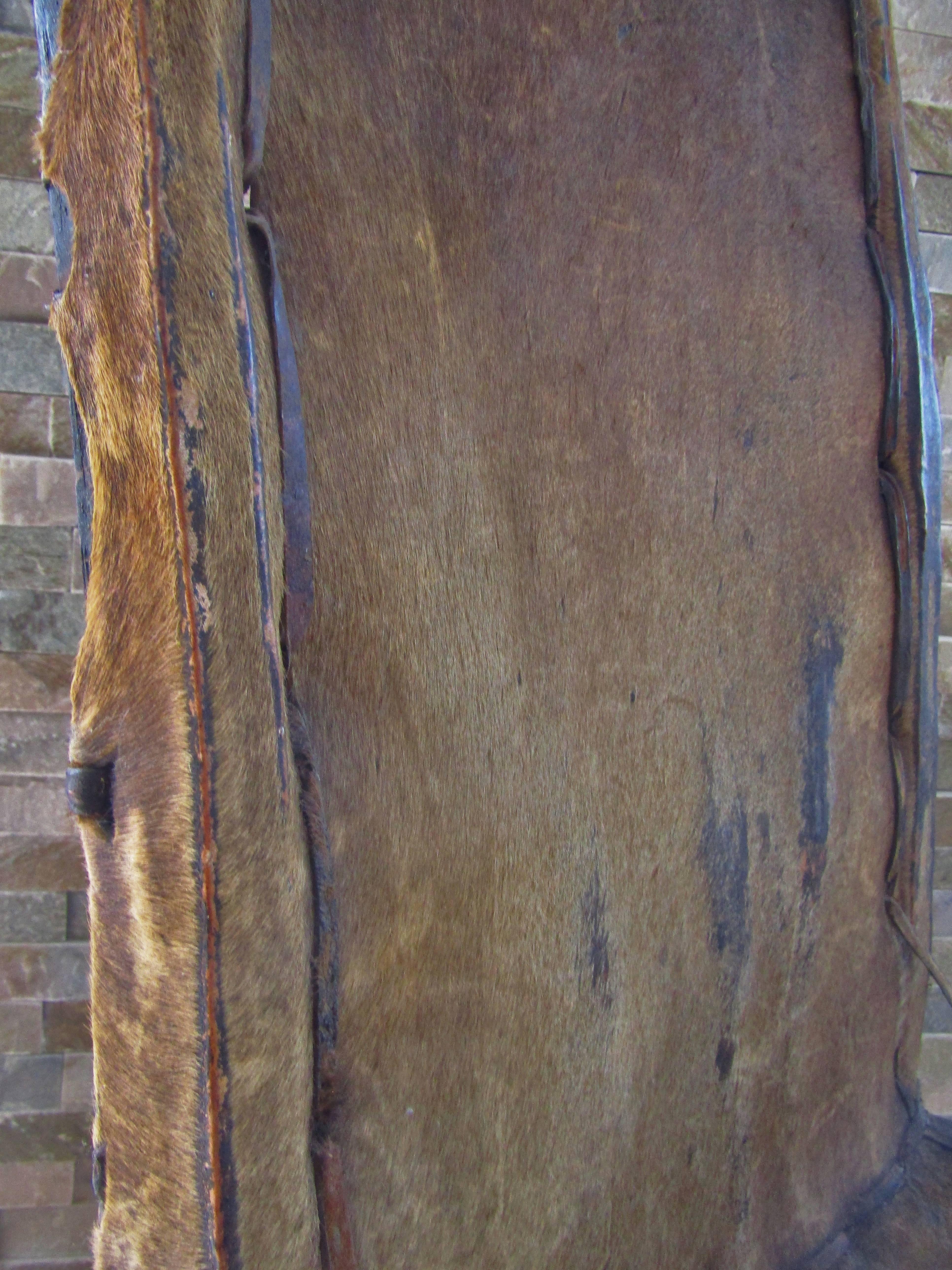 Primitiver afrikanischer Stuhl Holz und Leder, um 1900 13
