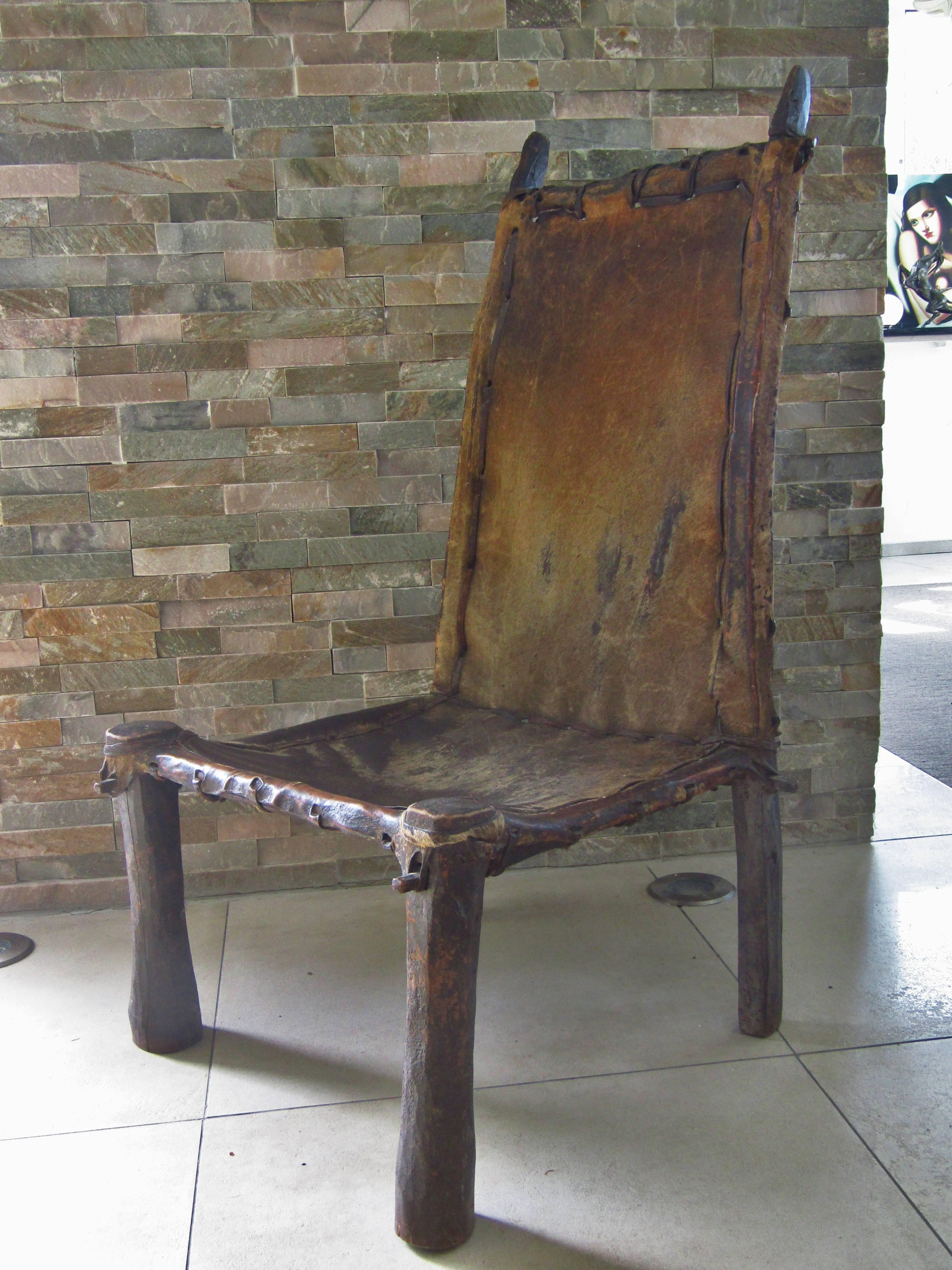 Primitiver afrikanischer Stuhl Holz und Leder, um 1900 (Pelz)