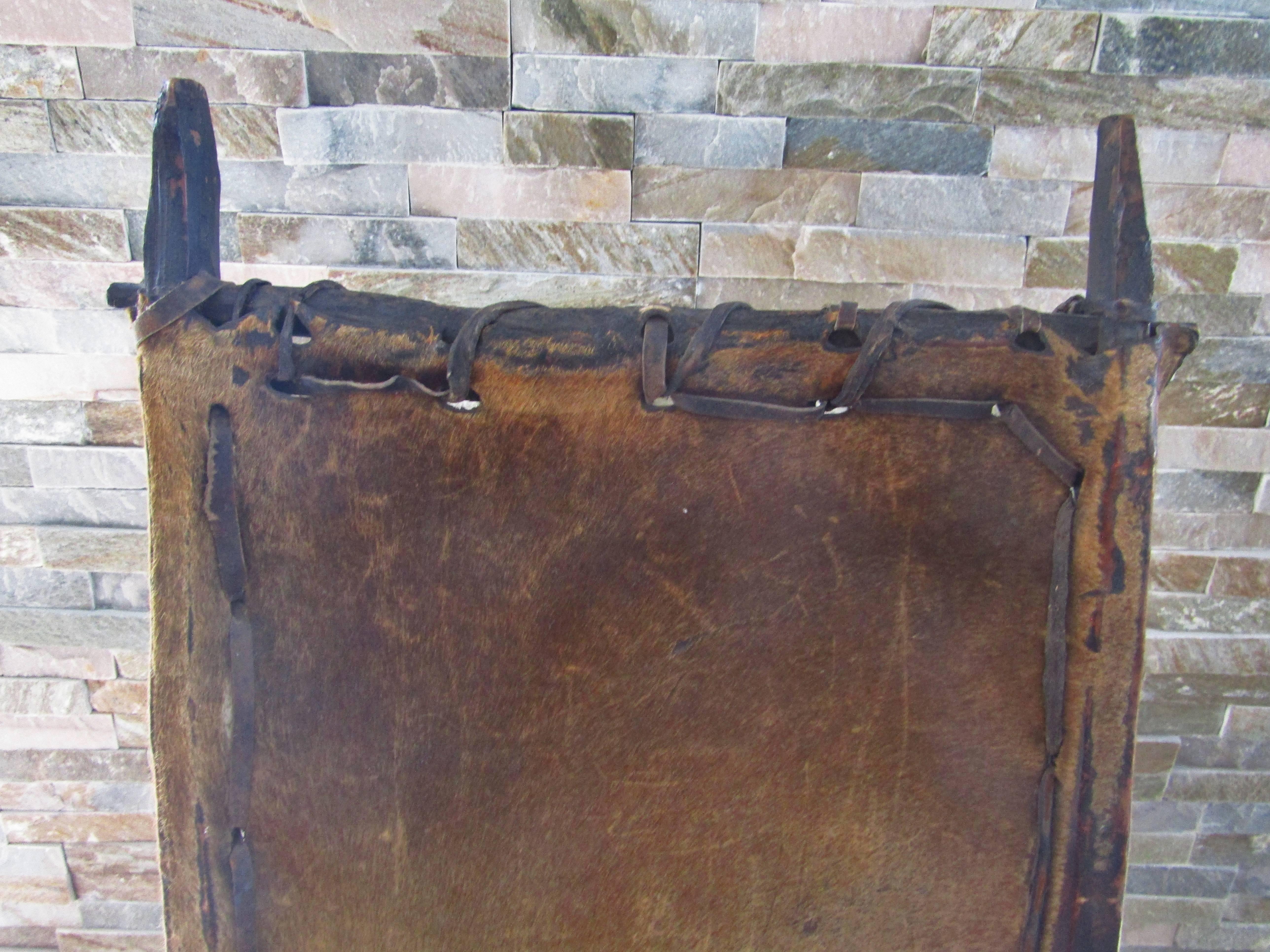 Primitiver afrikanischer Stuhl Holz und Leder, um 1900 1