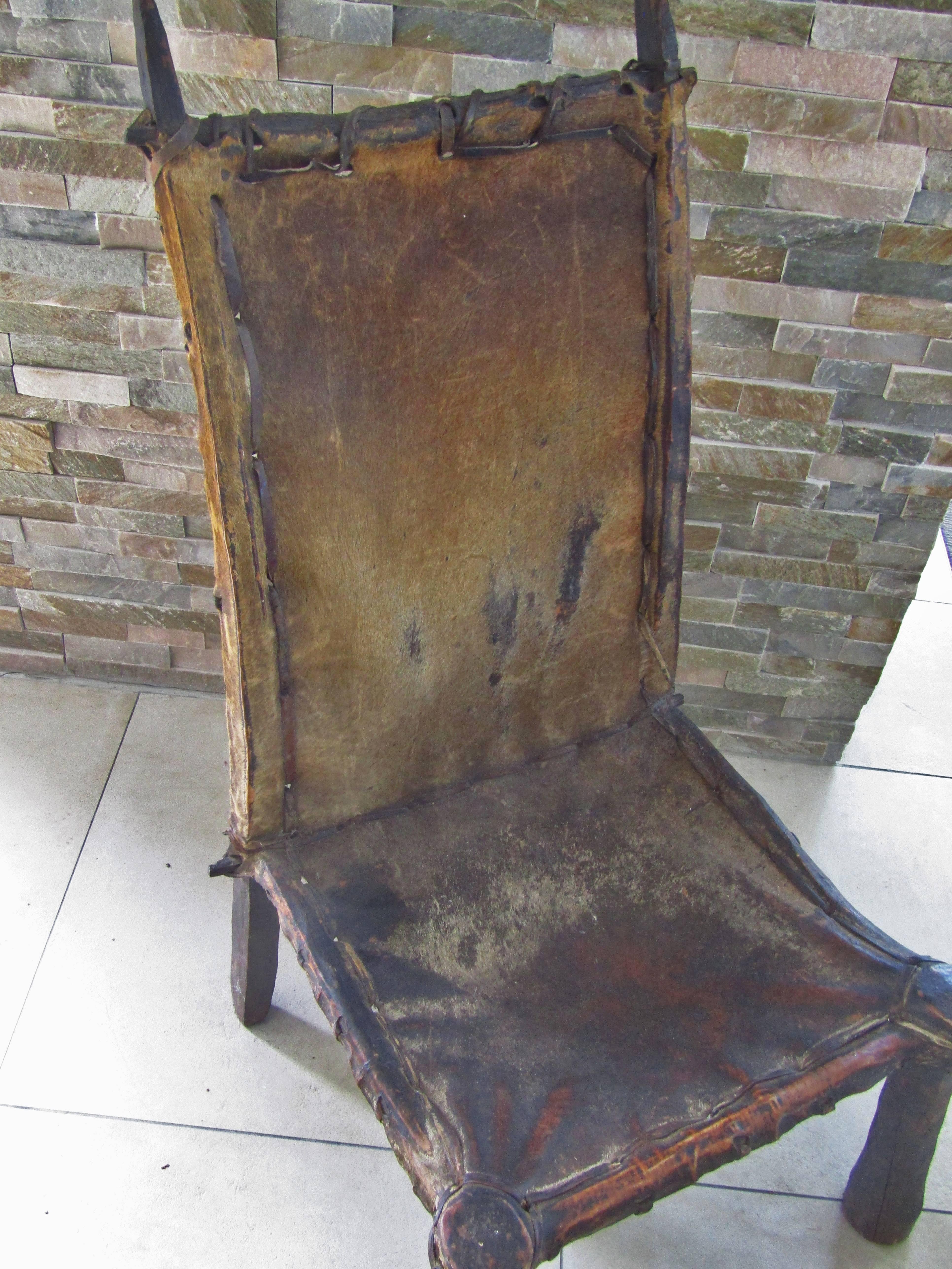 Primitiver afrikanischer Stuhl Holz und Leder, um 1900 2