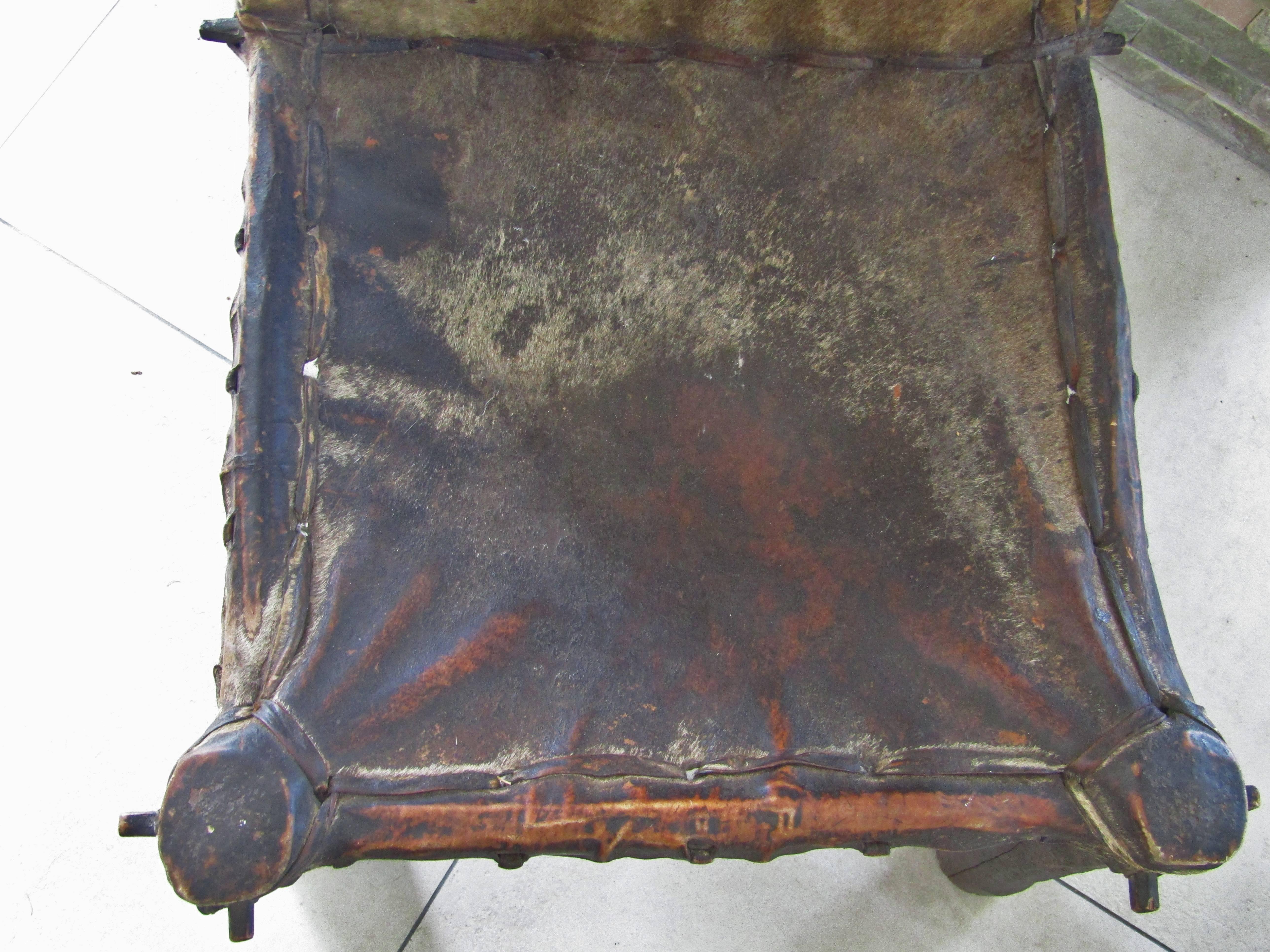 Primitiver afrikanischer Stuhl Holz und Leder, um 1900 3
