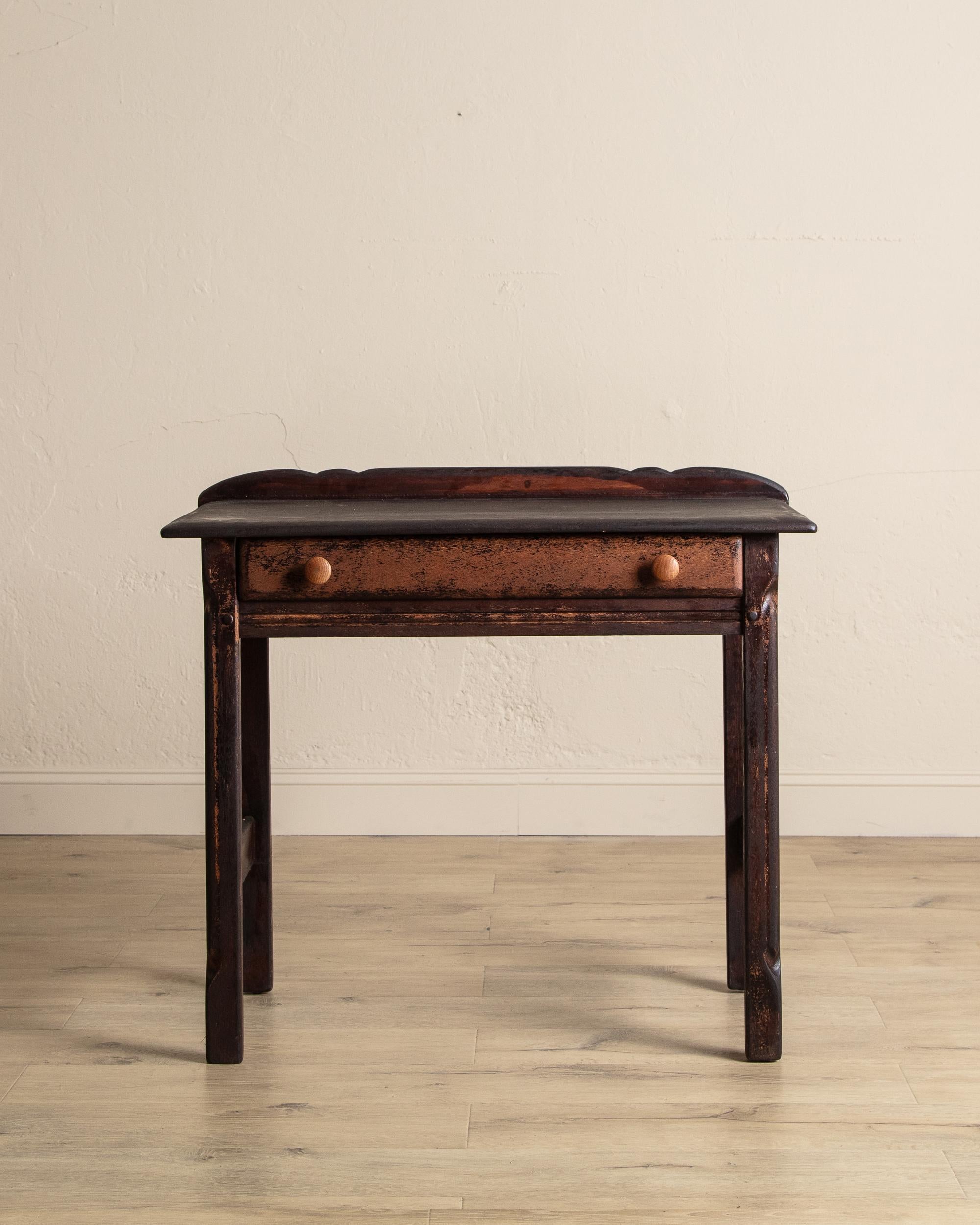 Cette table rustique en bois présente une belle patine usée par le temps qui témoigne de sa riche histoire et de son charme authentique. Sa surface vieillie révèle des imperfections subtiles et des marques de caractère qui célèbrent le passage du