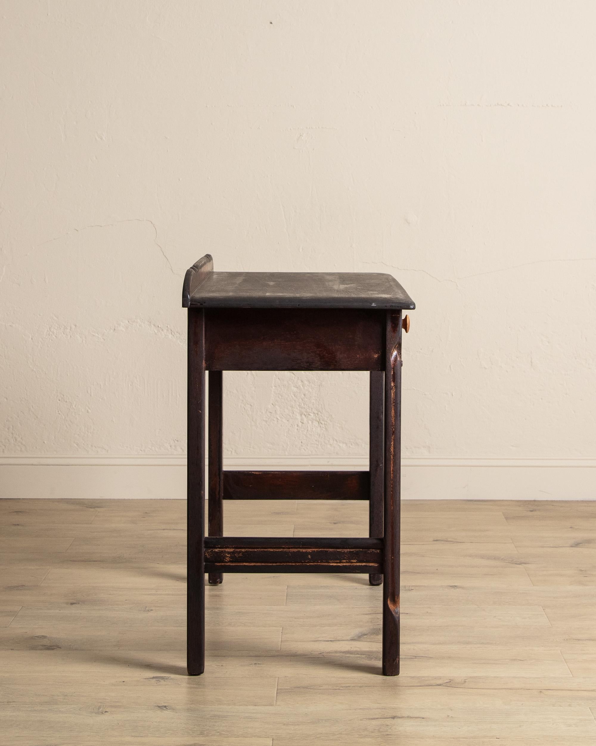 Bureau primitif en bois vieilli, années 1930 Bon état - En vente à Los Angeles, CA