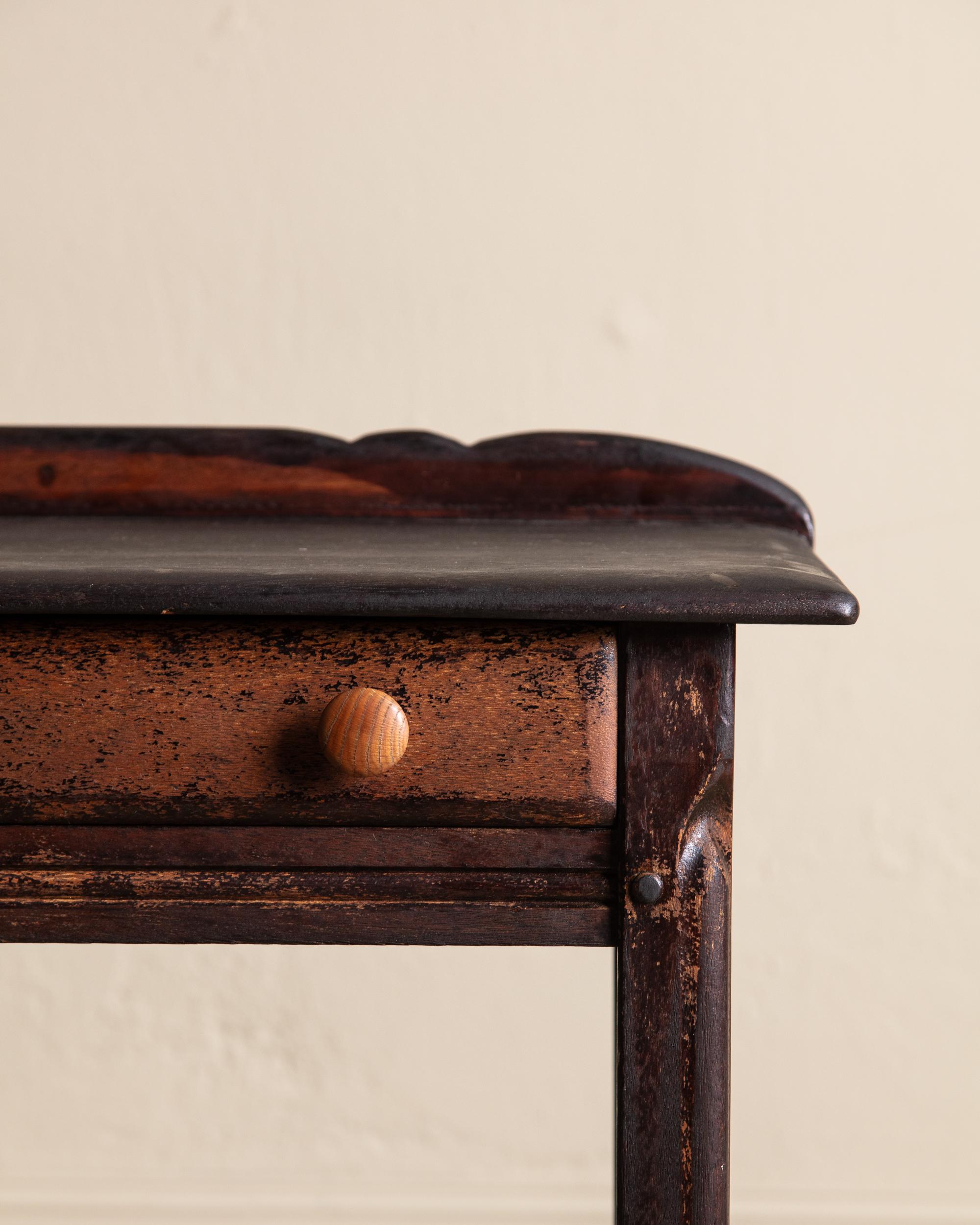 Bureau primitif en bois vieilli, années 1930 en vente 1