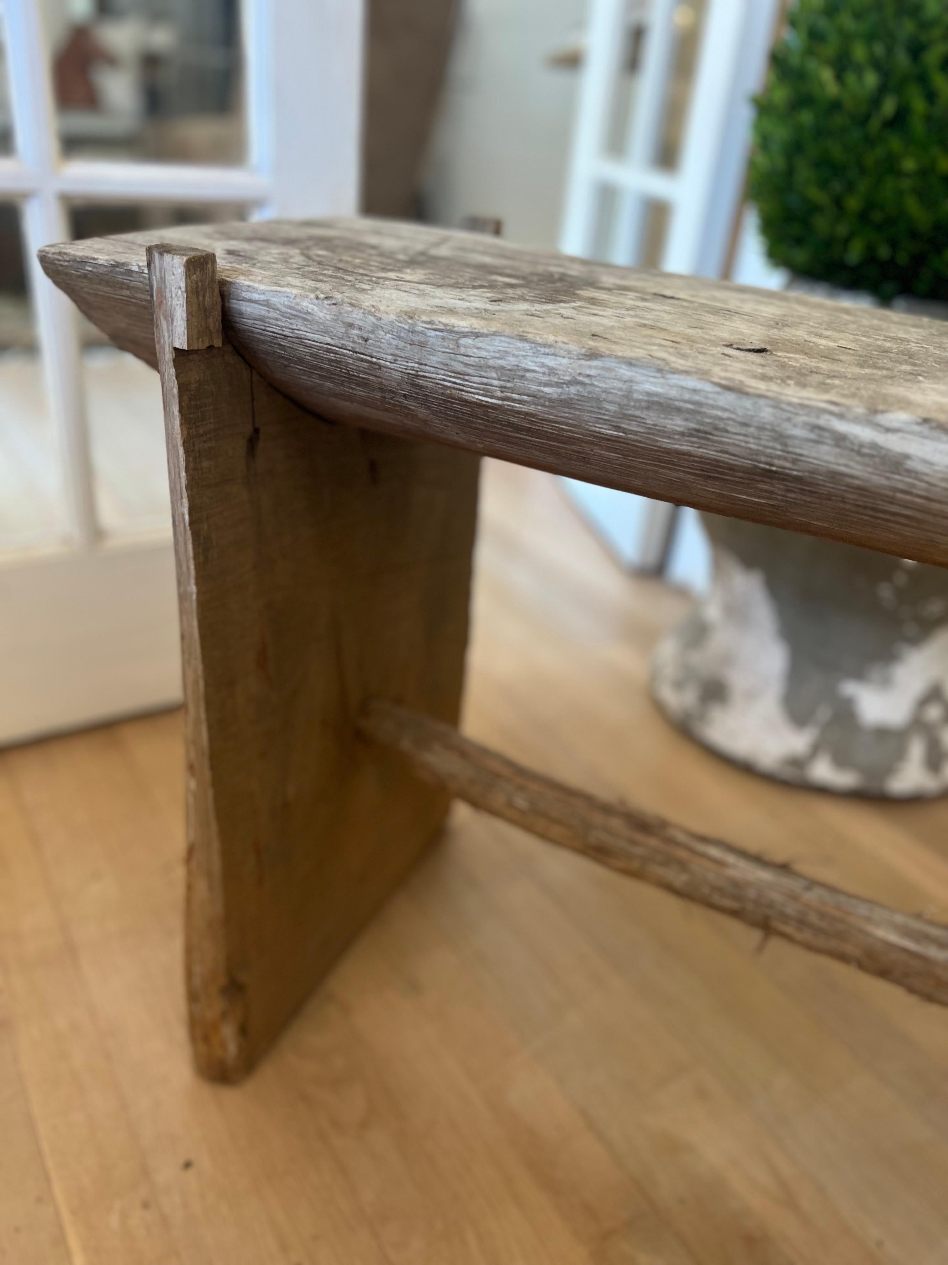 Primitif Banc primitif américain en bois sculpté à la main en vente