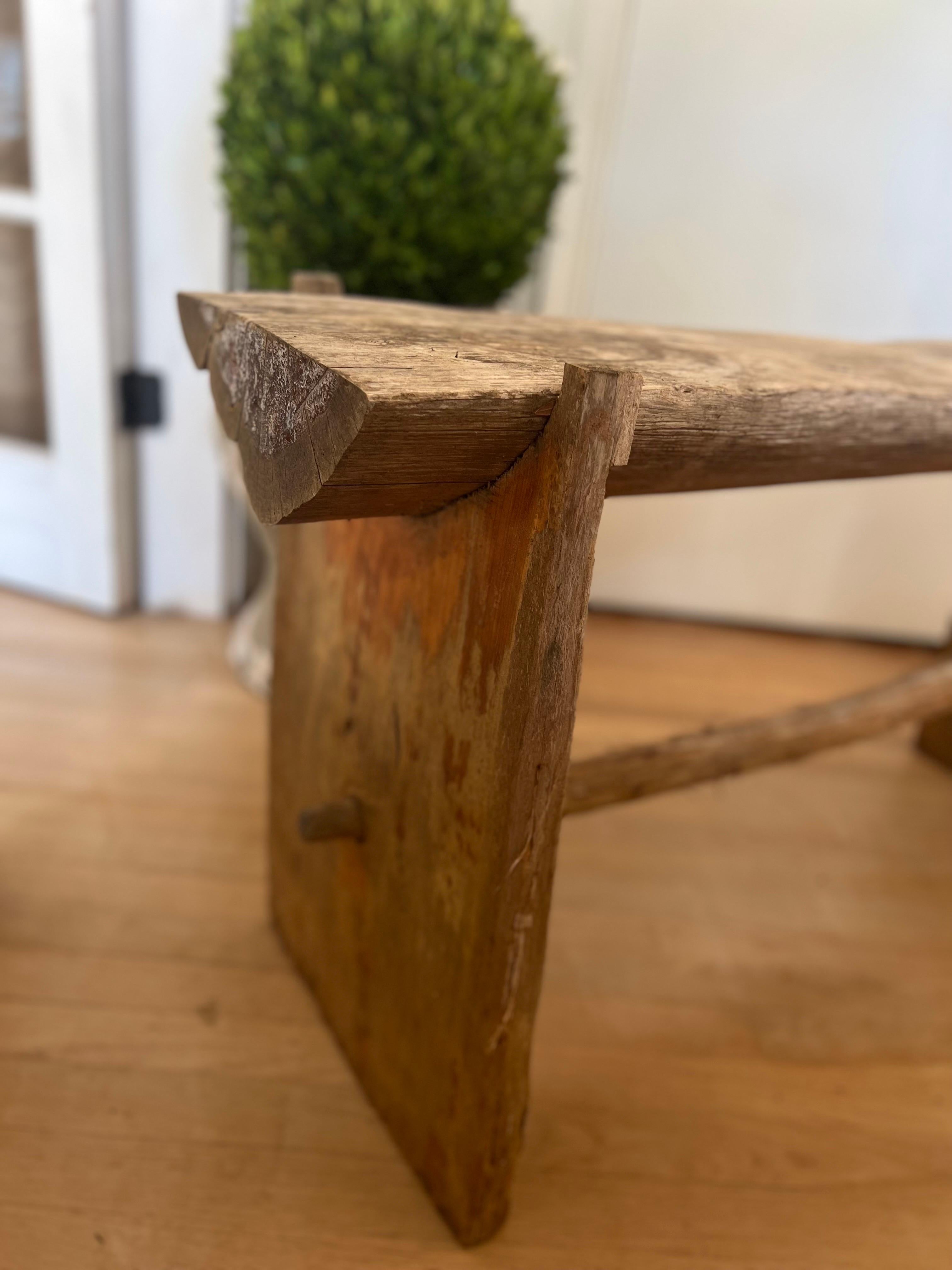 Banc primitif américain en bois sculpté à la main Abîmé - En vente à Los Angeles, CA