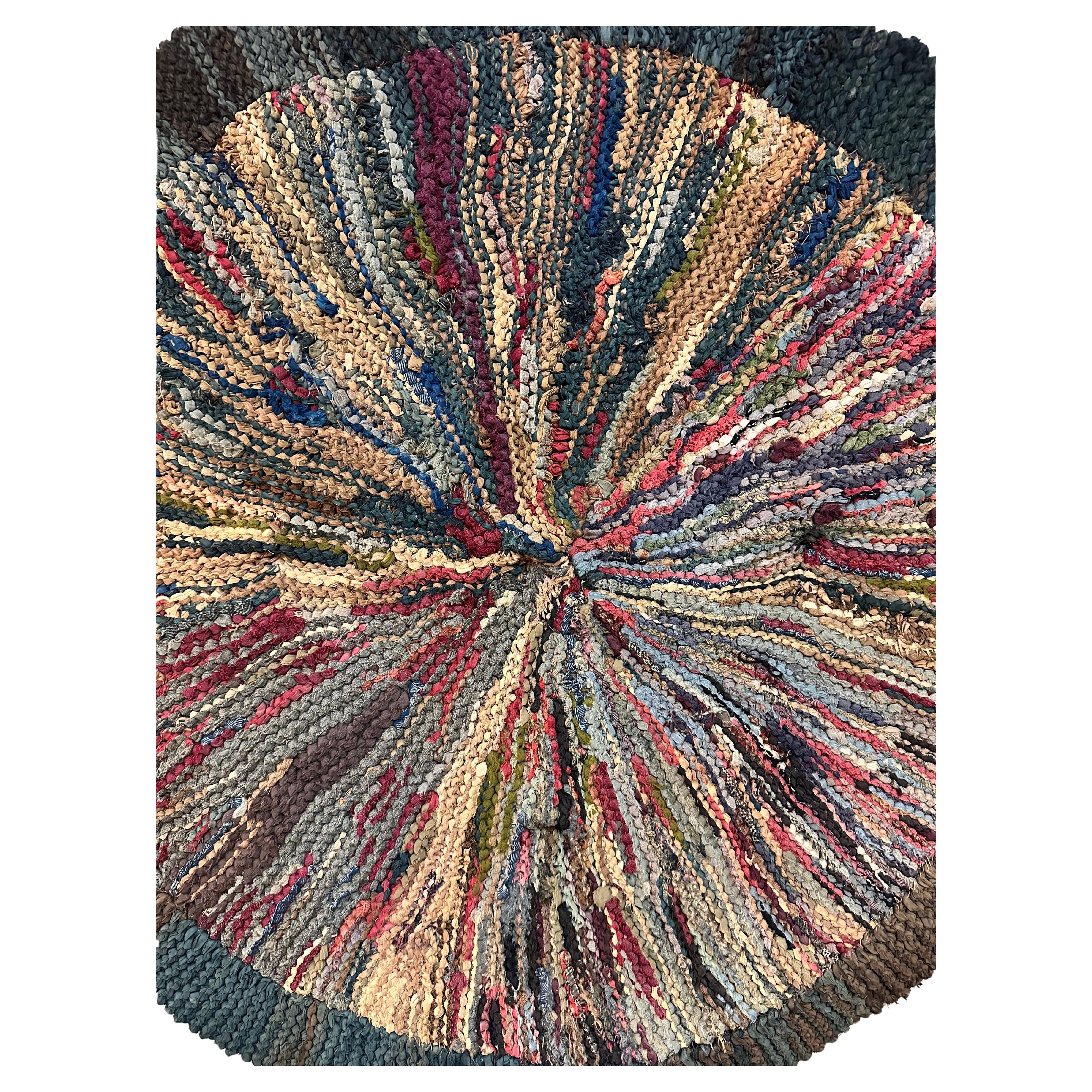 Alfombra Americana Primitiva Tejida a Mano con Arte Popular

Esta pieza única es una alfombra de arte popular americano diseñada y fabricada a mano por un artesano desconocido. Como ocurre con piezas similares, la alfombra no está firmada ni