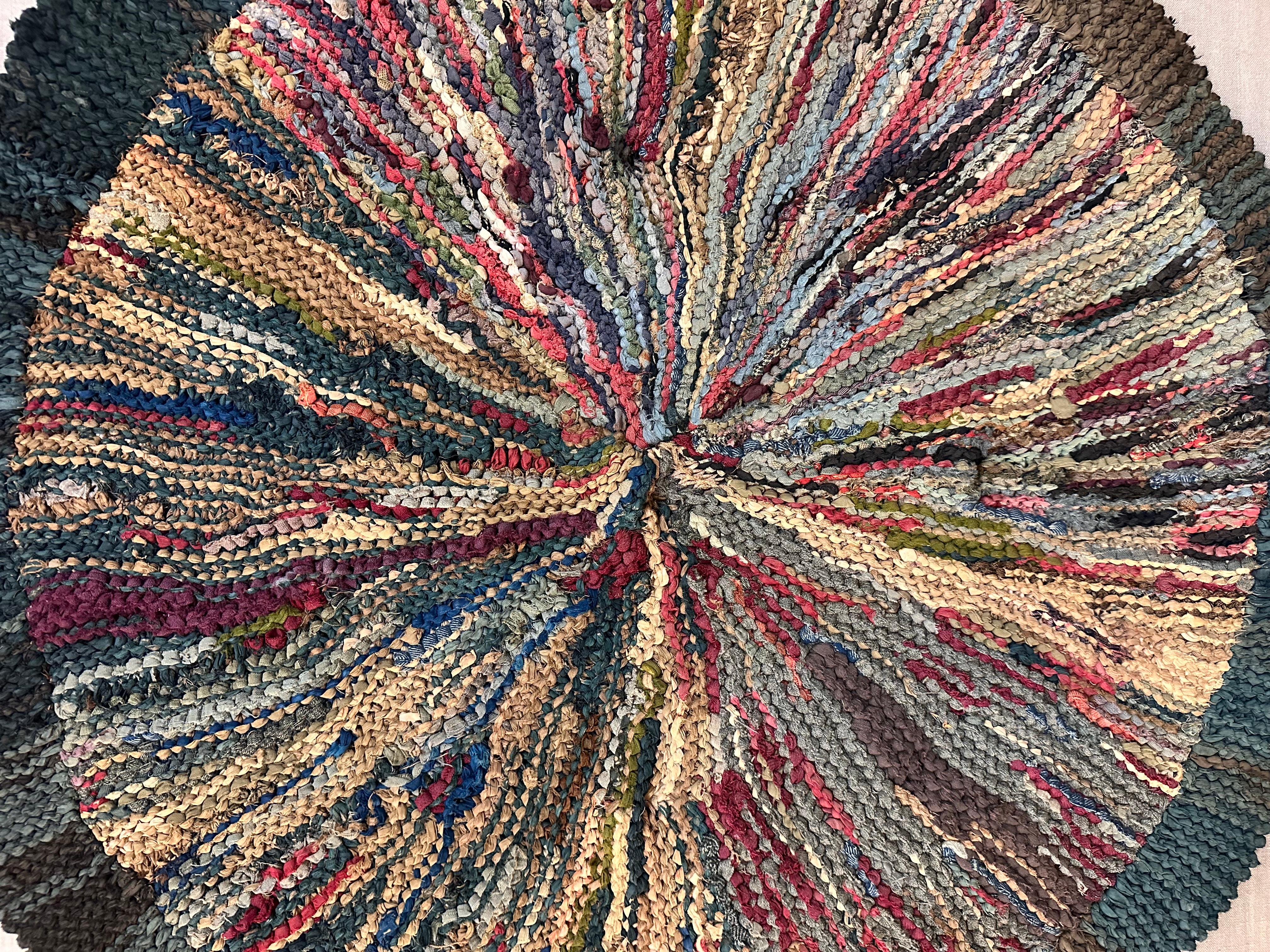Alfombra Americana Primitiva Tejida a Mano con Arte Popular siglo XX en venta