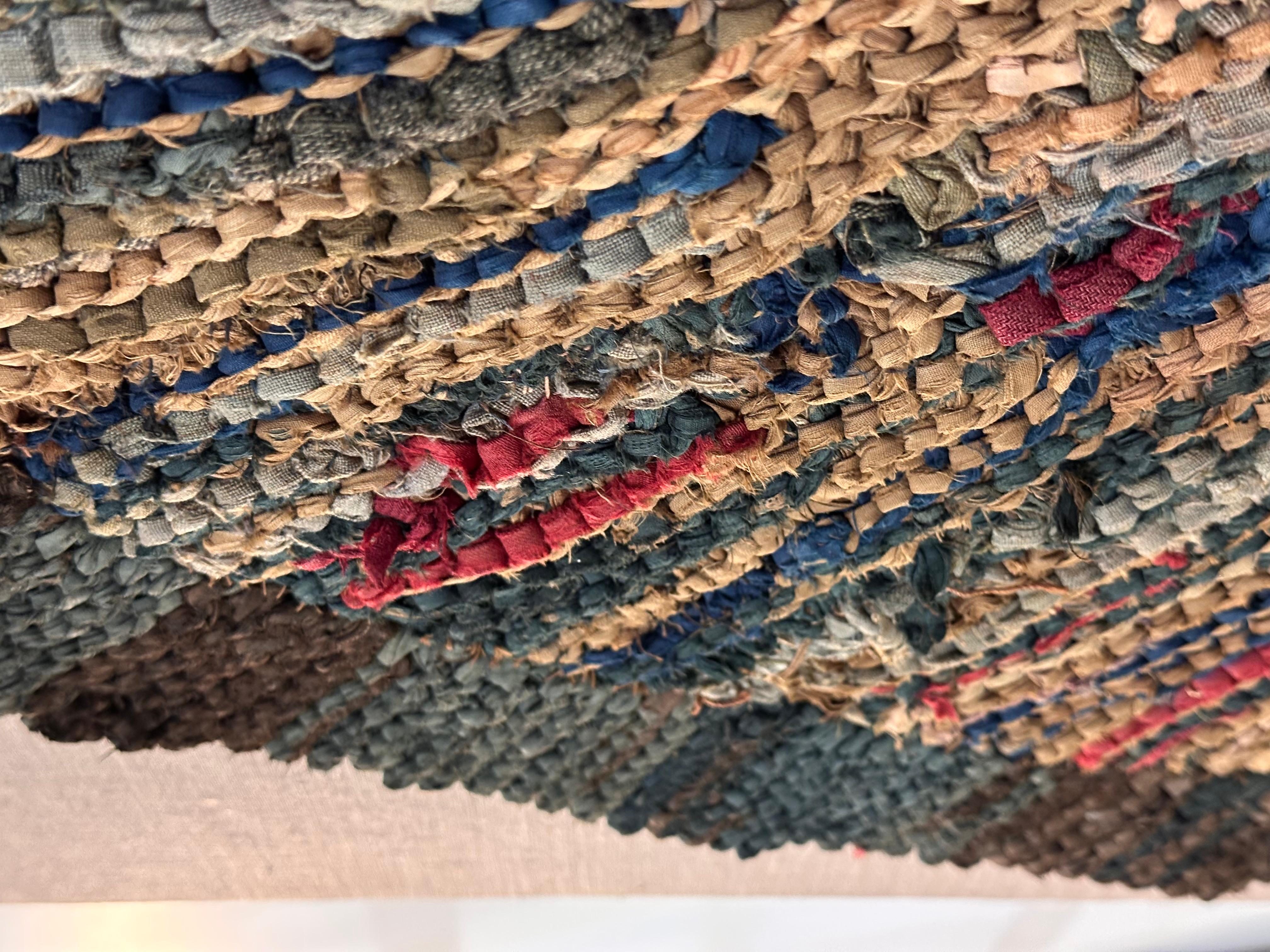 Alfombra Americana Primitiva Tejida a Mano con Arte Popular en venta 1