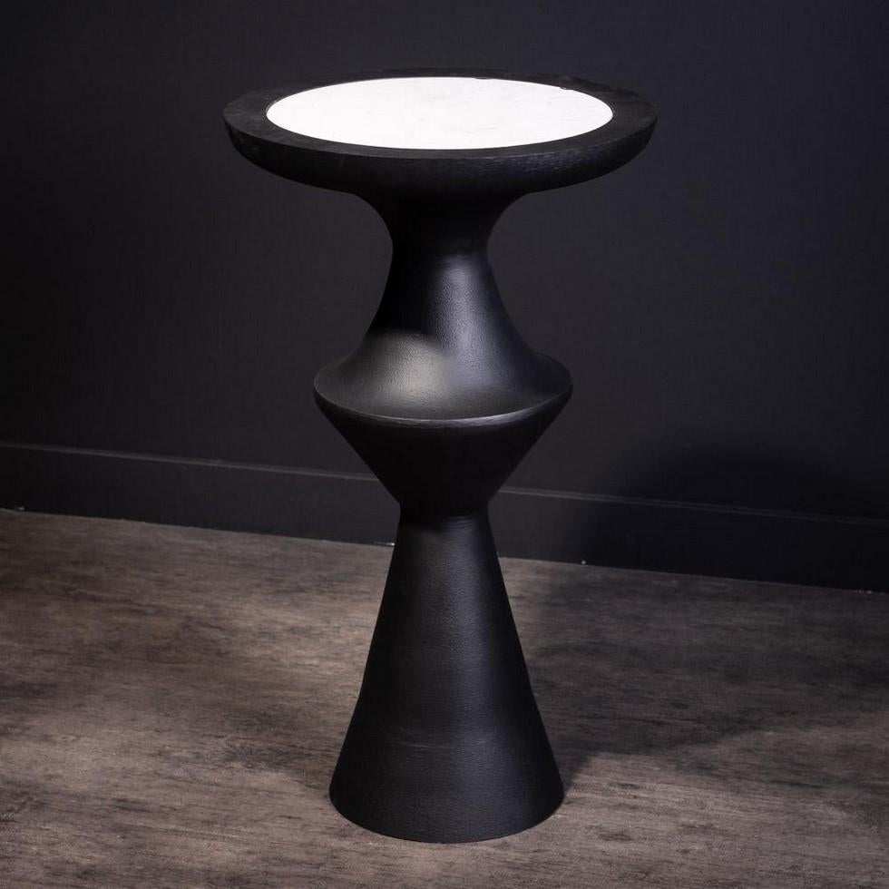 Paire de tables d'appoint en métal noir et marbre blanc de style Brutalist et design des années 1970.