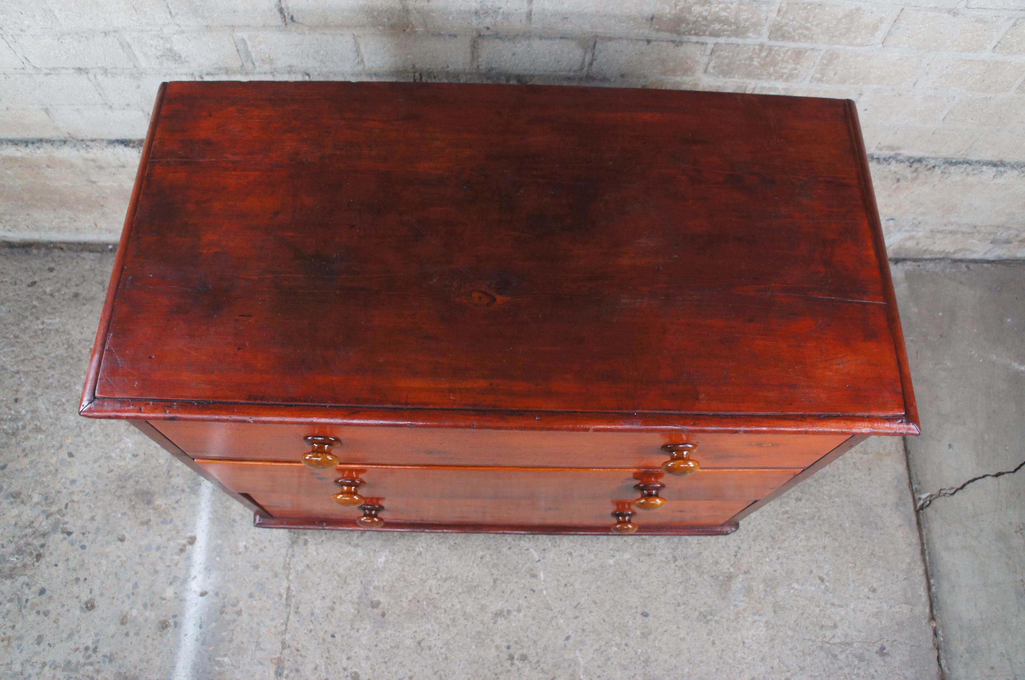 Primitive Antique 19th Century English Pine Chest of Three Drawers Dresser In Good Condition In Dayton, OH