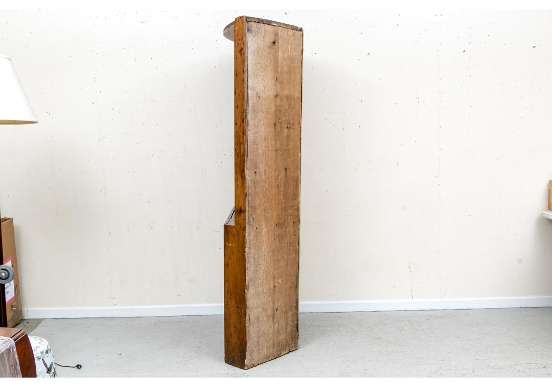 Gut gemachter und solider antiker Eckschrank aus gebeiztem Kiefernholz mit späterem Innenanstrich in einem angenehmen Schieferblau. Der Hutch hat eine leicht gerundete Oberseite und abgeschrägte Seiten,  vier feste Einlegeböden mit Tellerhaltern auf