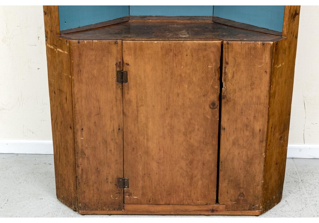 Primitive antike amerikanische Eck Hutch (Gemalt) im Angebot