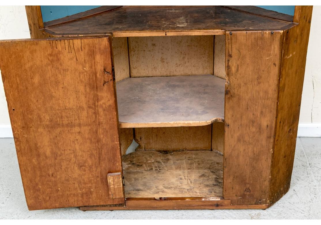 Primitive antike amerikanische Eck Hutch im Zustand „Starke Gebrauchsspuren“ im Angebot in Bridgeport, CT