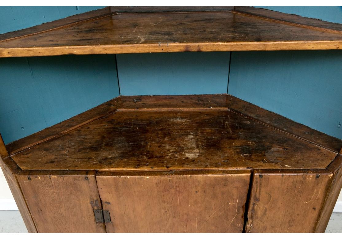 Primitive antike amerikanische Eck Hutch (19. Jahrhundert) im Angebot