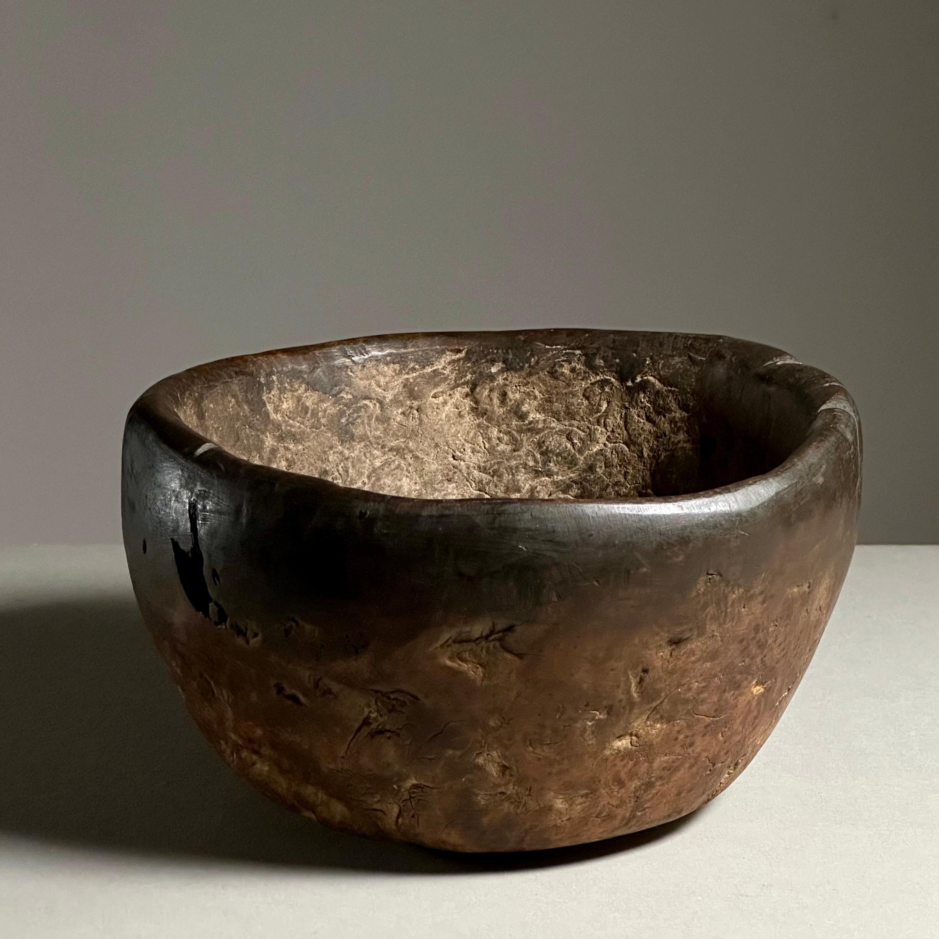 Un bol antique en loupe sculpté à la main avec sa surface d'origine. Légèrement excentré. Probablement d'origine européenne, vers le 19e siècle. 