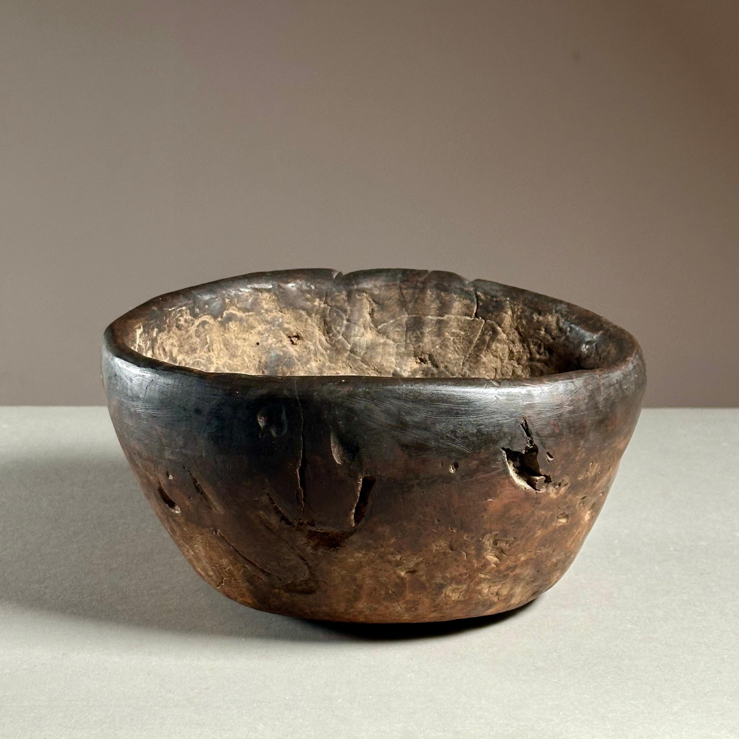 XIXe siècle Bol primitif ancien en bois de ronce, c.C. 19e siècle en vente