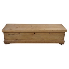 Primitive Antique English 19th C. Pine 3 Lock Storage Trest Chest Coffer 54" (coffre de rangement à 3 serrures)