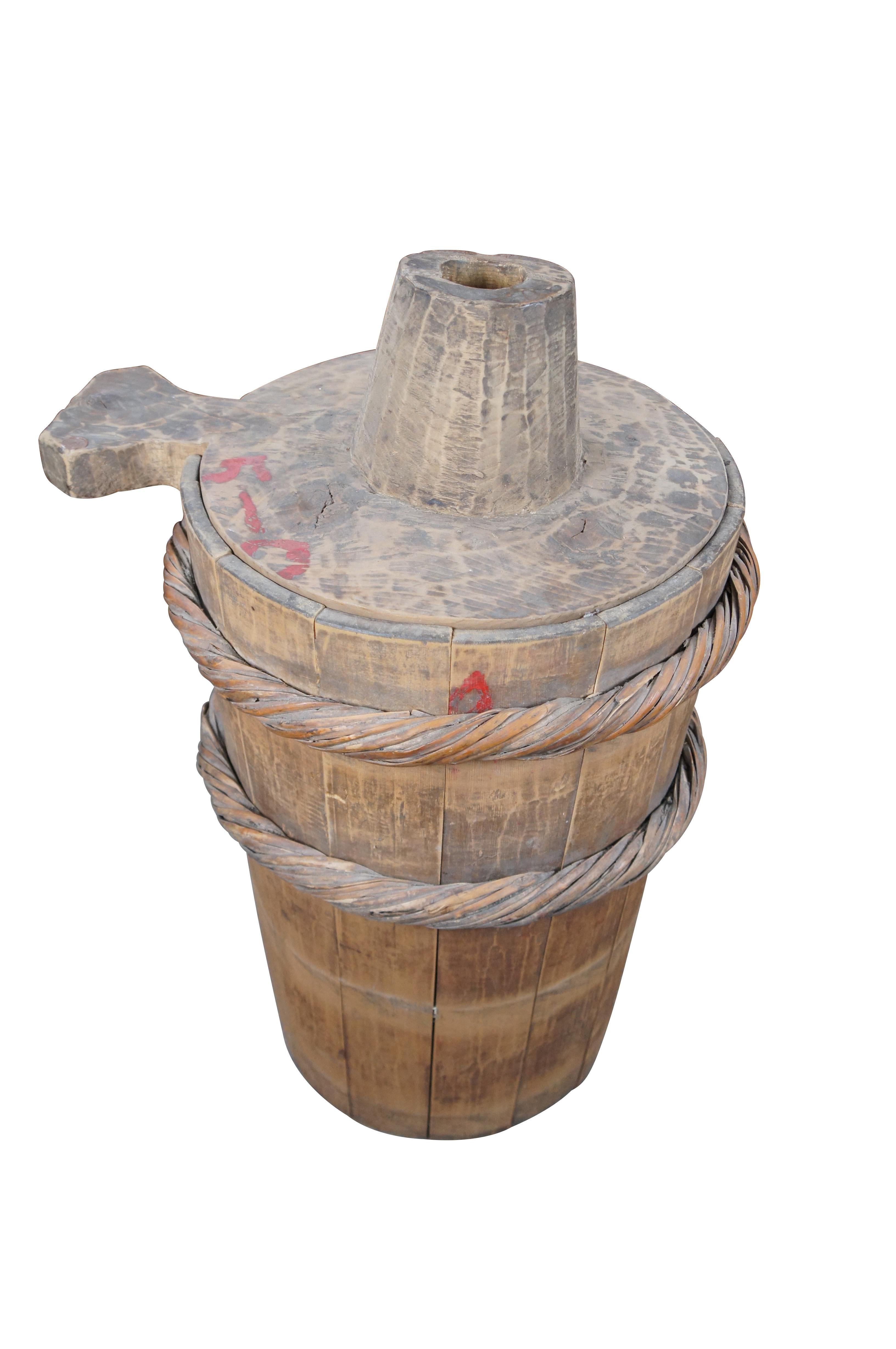 Primitive Antique Farmhouse Pine Butter Churn Milk Bucket Wood Barrel Cannister In Good Condition For Sale In Dayton, OH