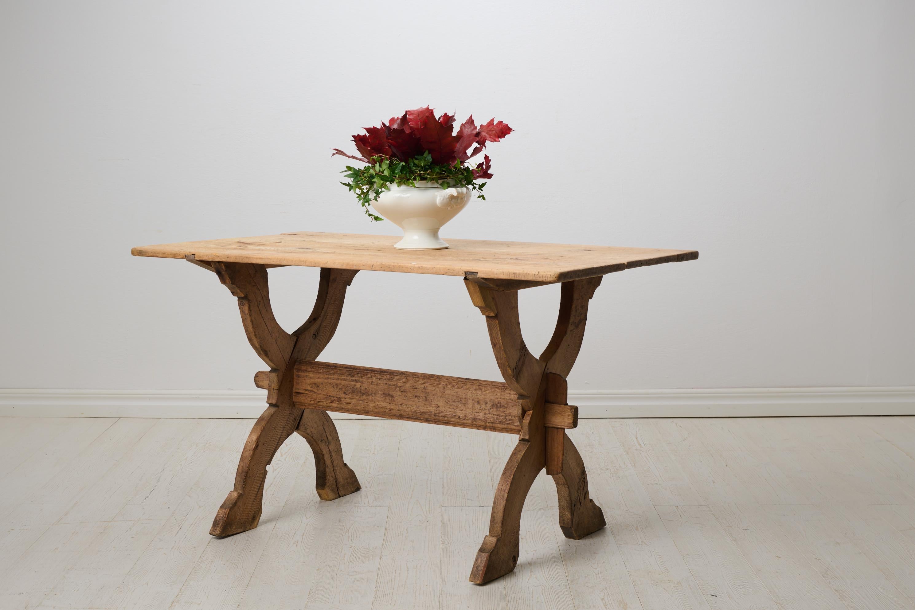 Country Table à tréteaux primitive ancienne en pin massif du nord de la Suède, Made Made by Hand en vente