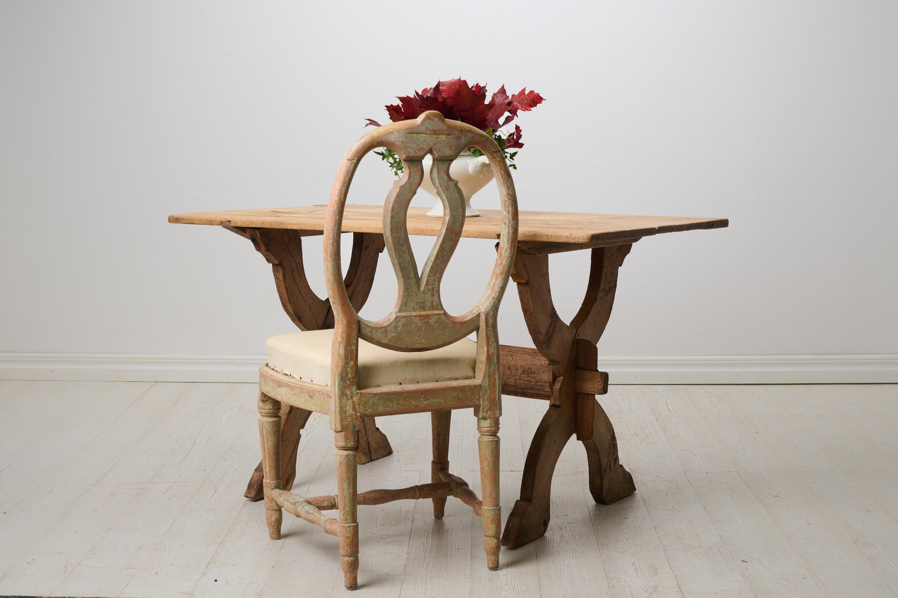 Suédois Table à tréteaux primitive ancienne en pin massif du nord de la Suède, Made Made by Hand en vente