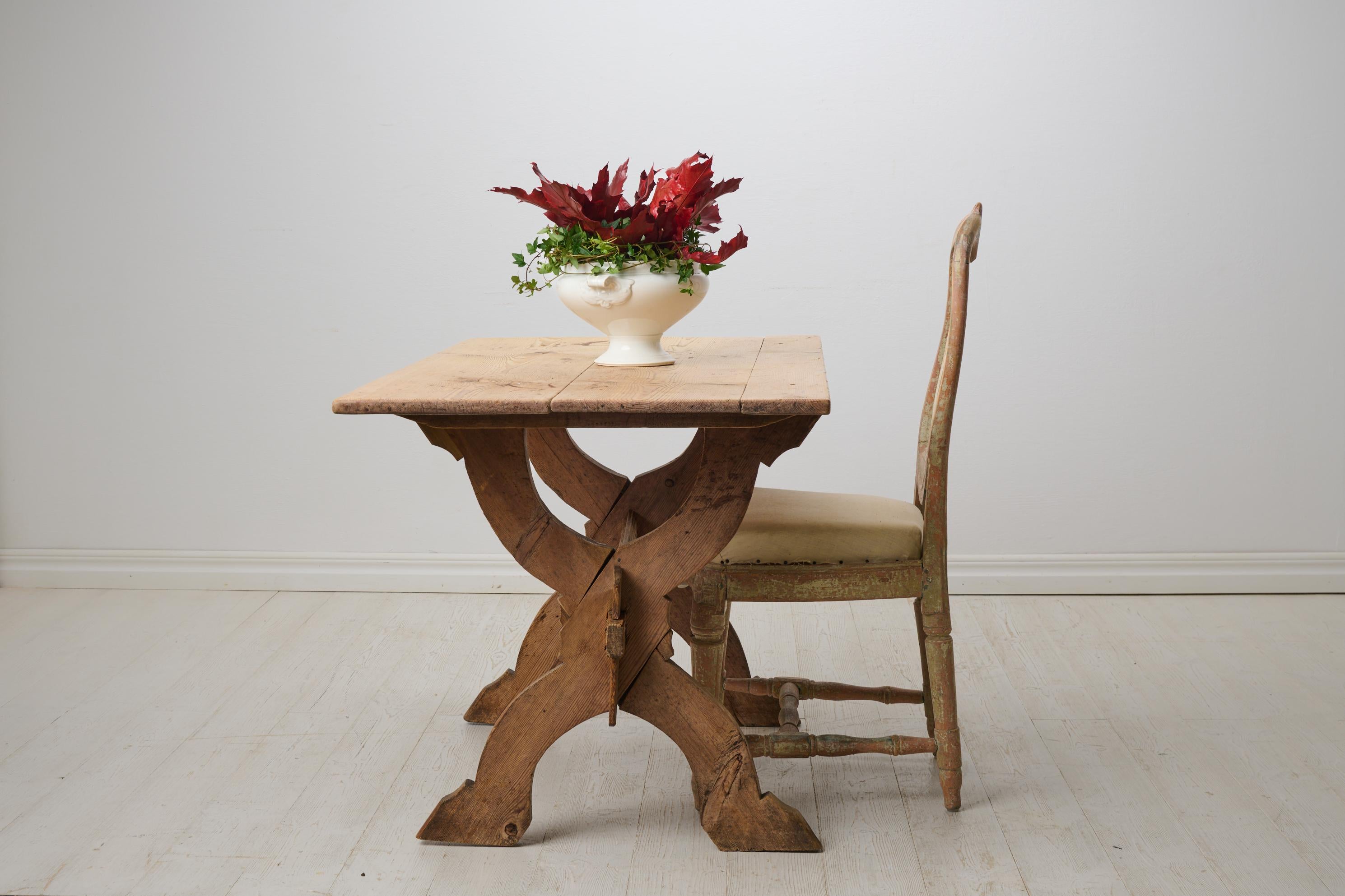 Fait main Table à tréteaux primitive ancienne en pin massif du nord de la Suède, Made Made by Hand en vente