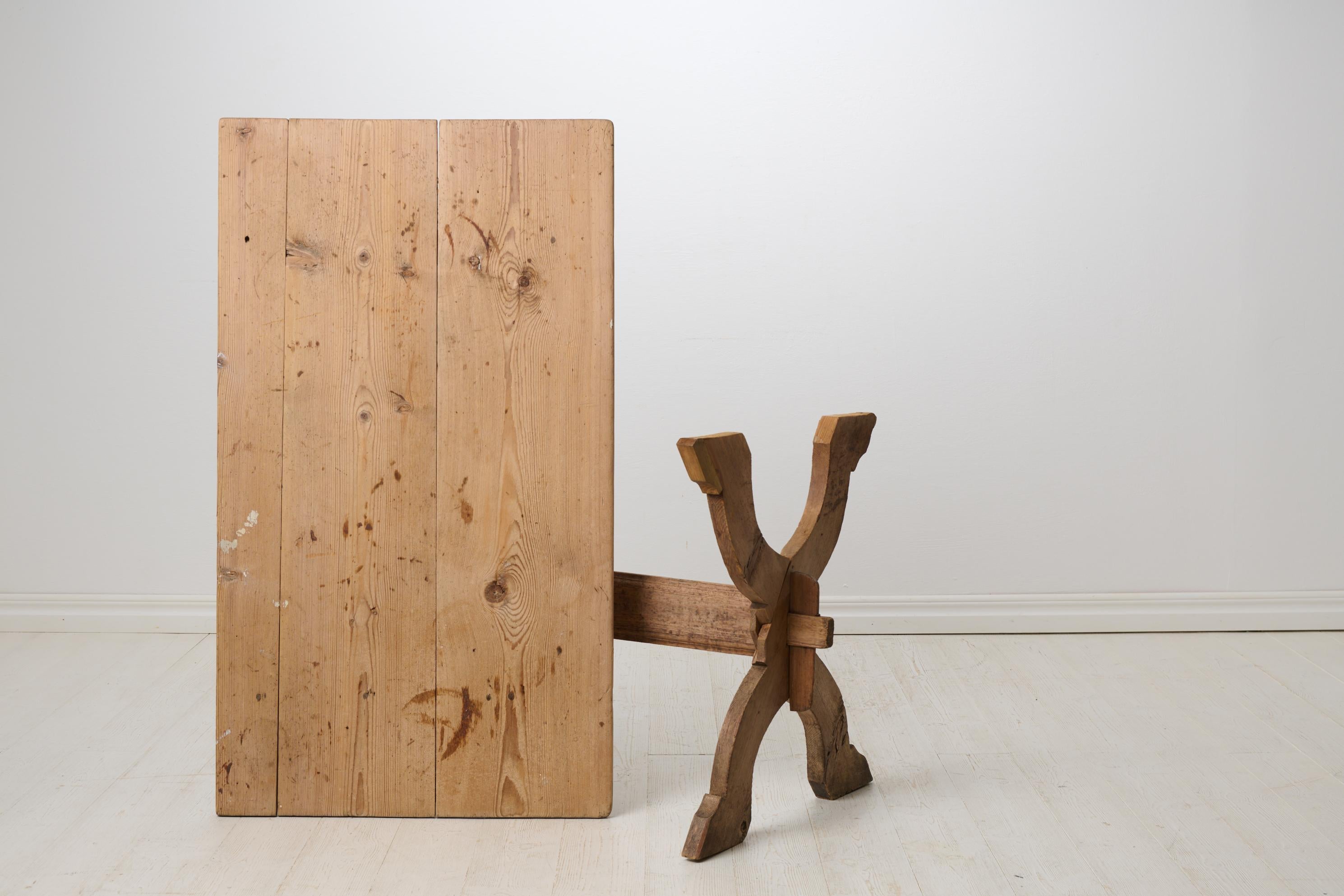 Table à tréteaux primitive ancienne en pin massif du nord de la Suède, Made Made by Hand Bon état - En vente à Kramfors, SE