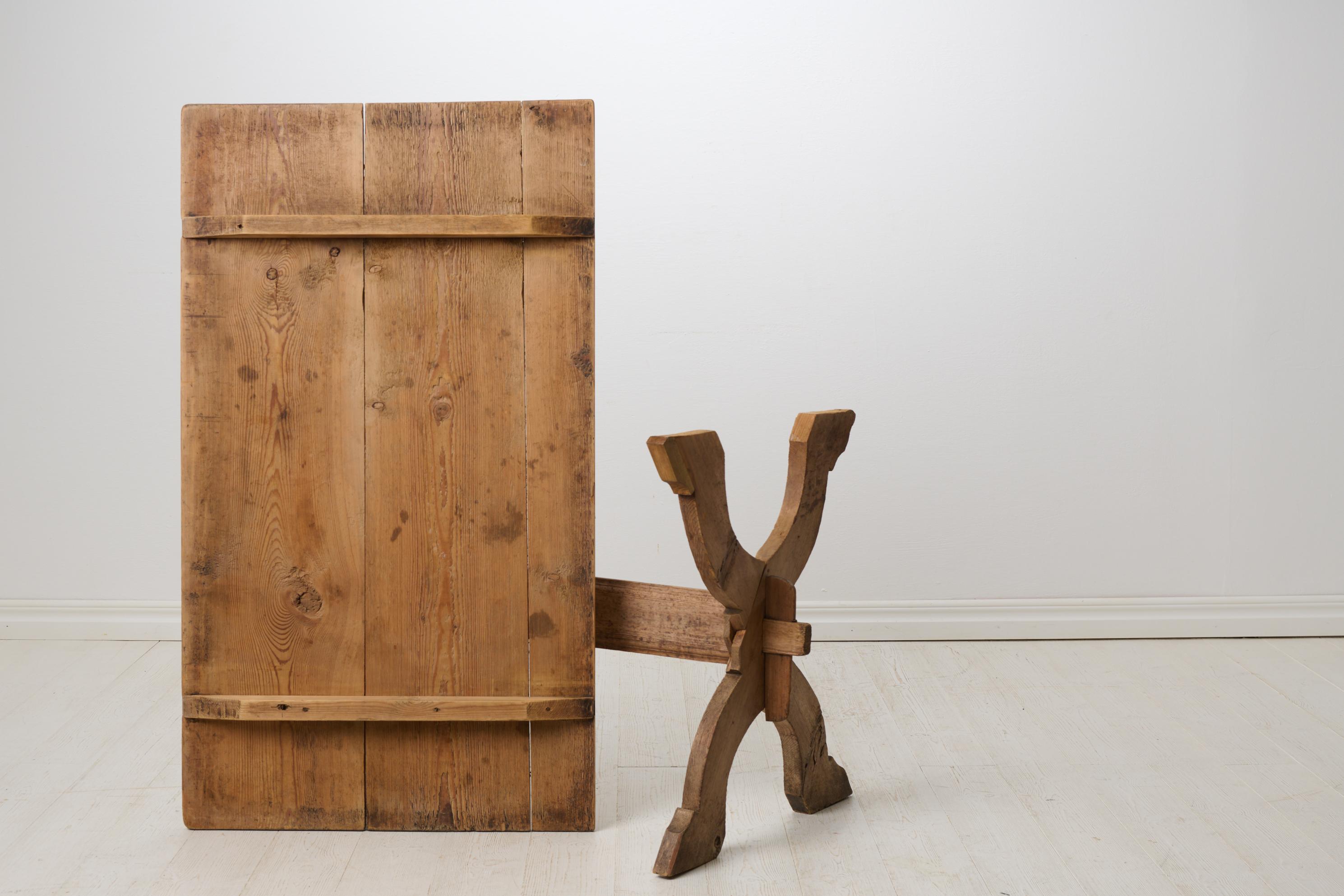 XIXe siècle Table à tréteaux primitive ancienne en pin massif du nord de la Suède, Made Made by Hand en vente