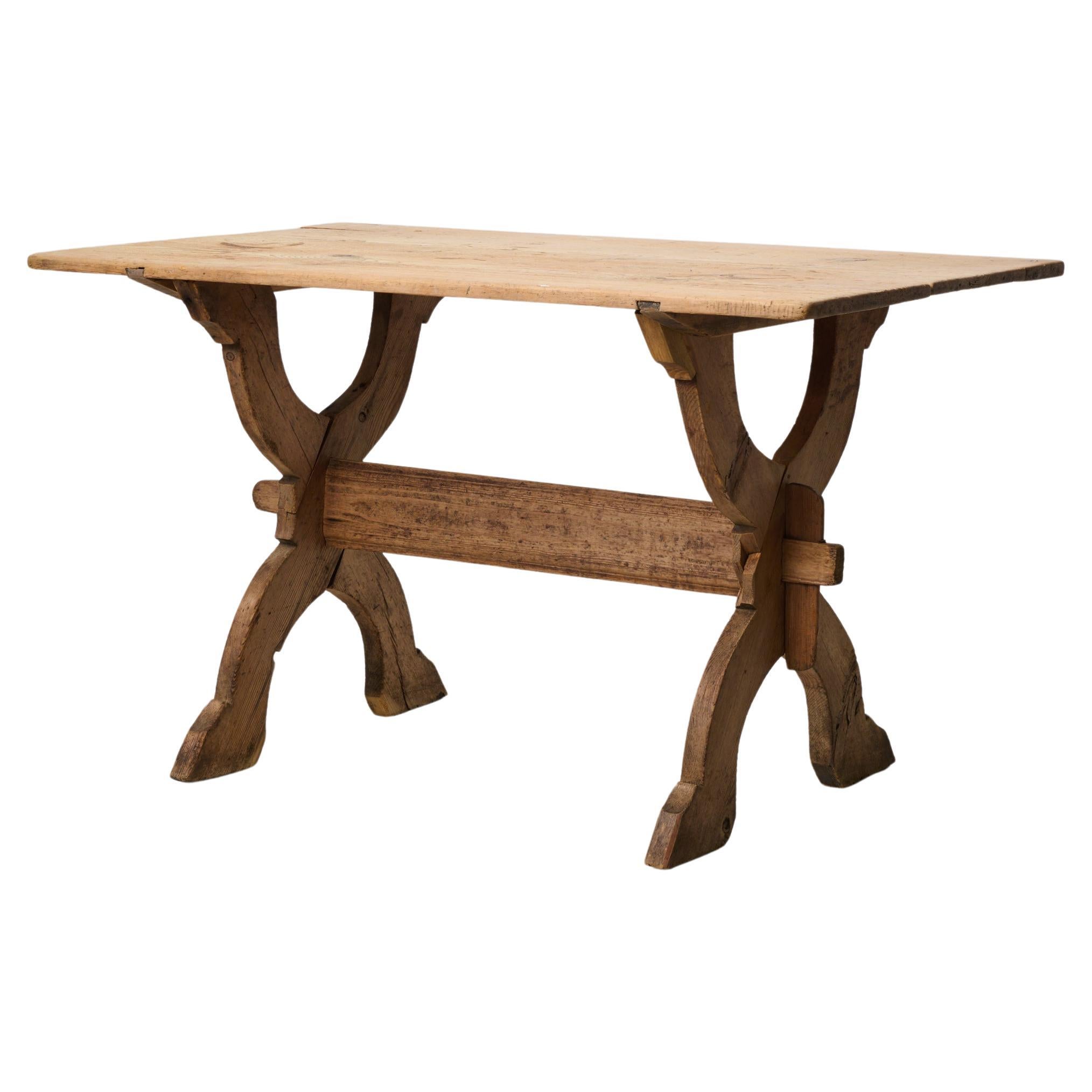 Table à tréteaux primitive ancienne en pin massif du nord de la Suède, Made Made by Hand en vente
