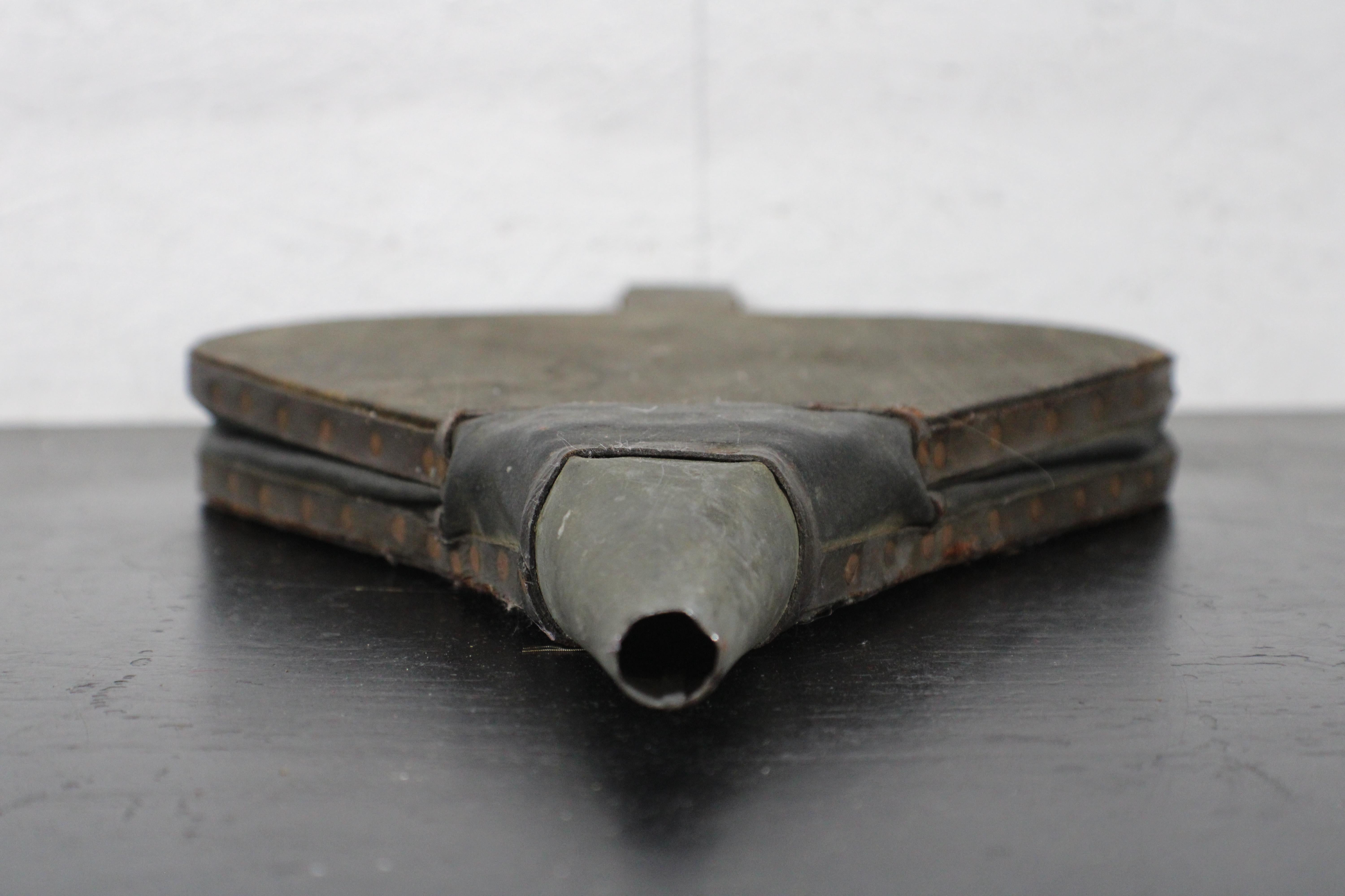 Antique Oak & Leather Fireplace Bellows Fireside Working Condition In Good Condition In Dayton, OH